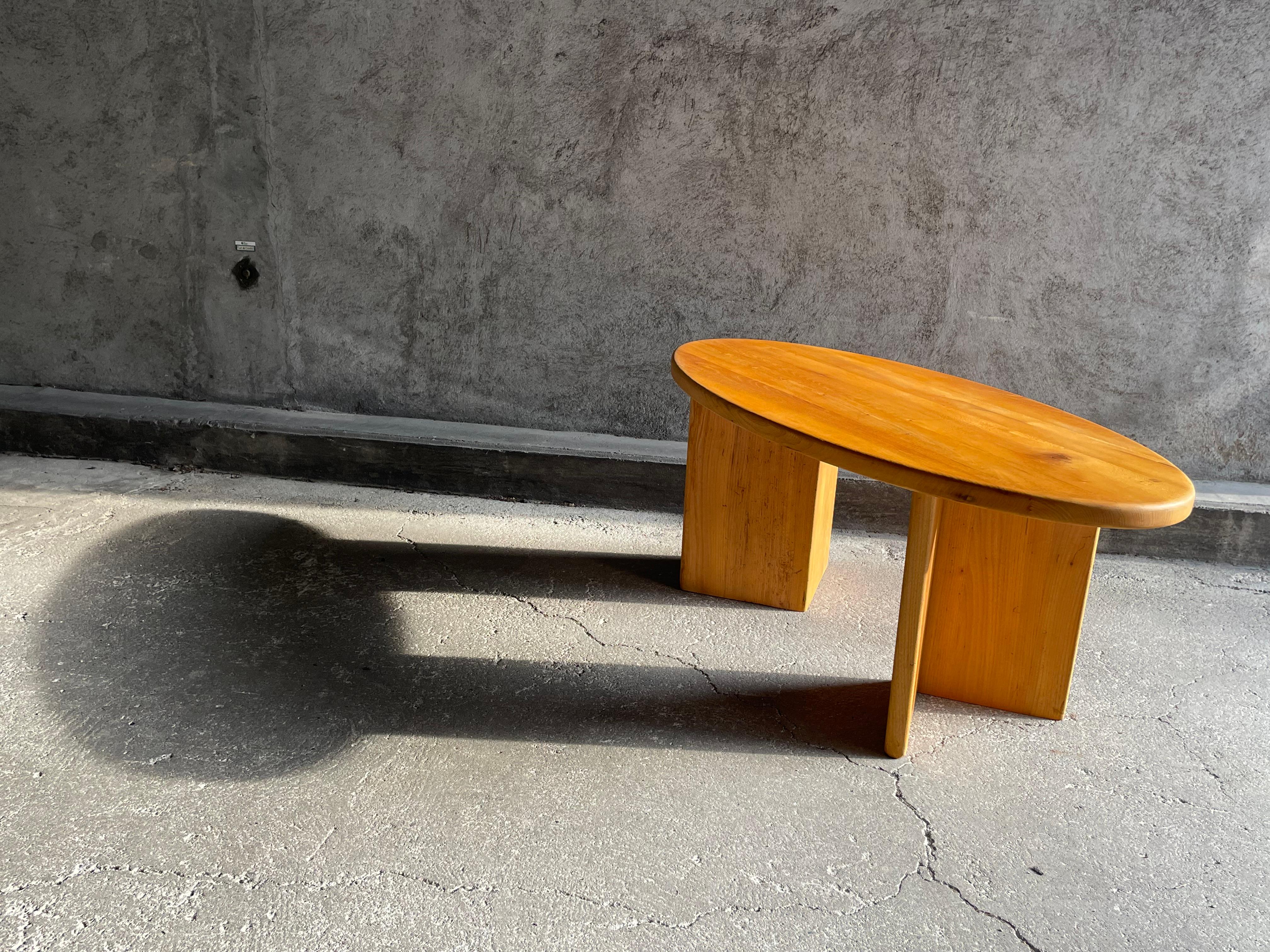 Table basse ovale française en orme, années 1960 en vente 5