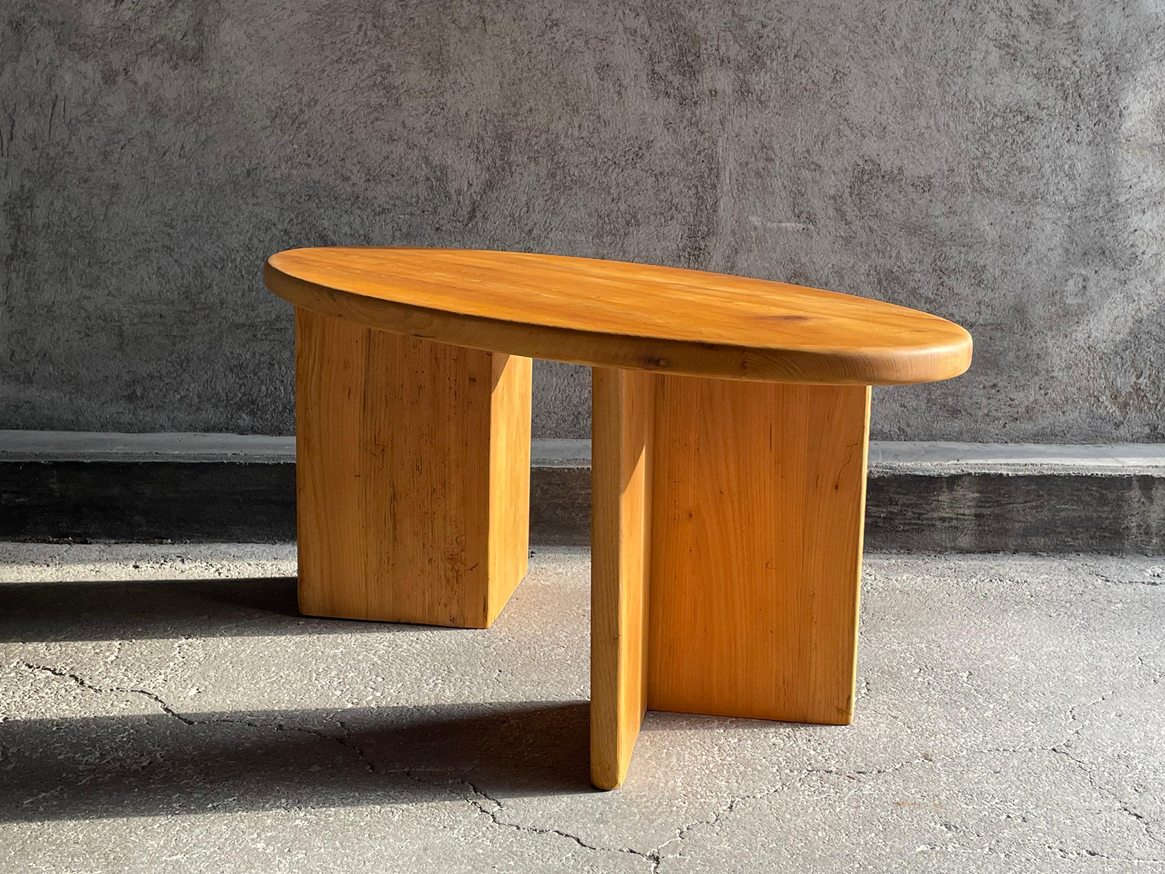 Table basse ovale française en orme, années 1960 en vente 6
