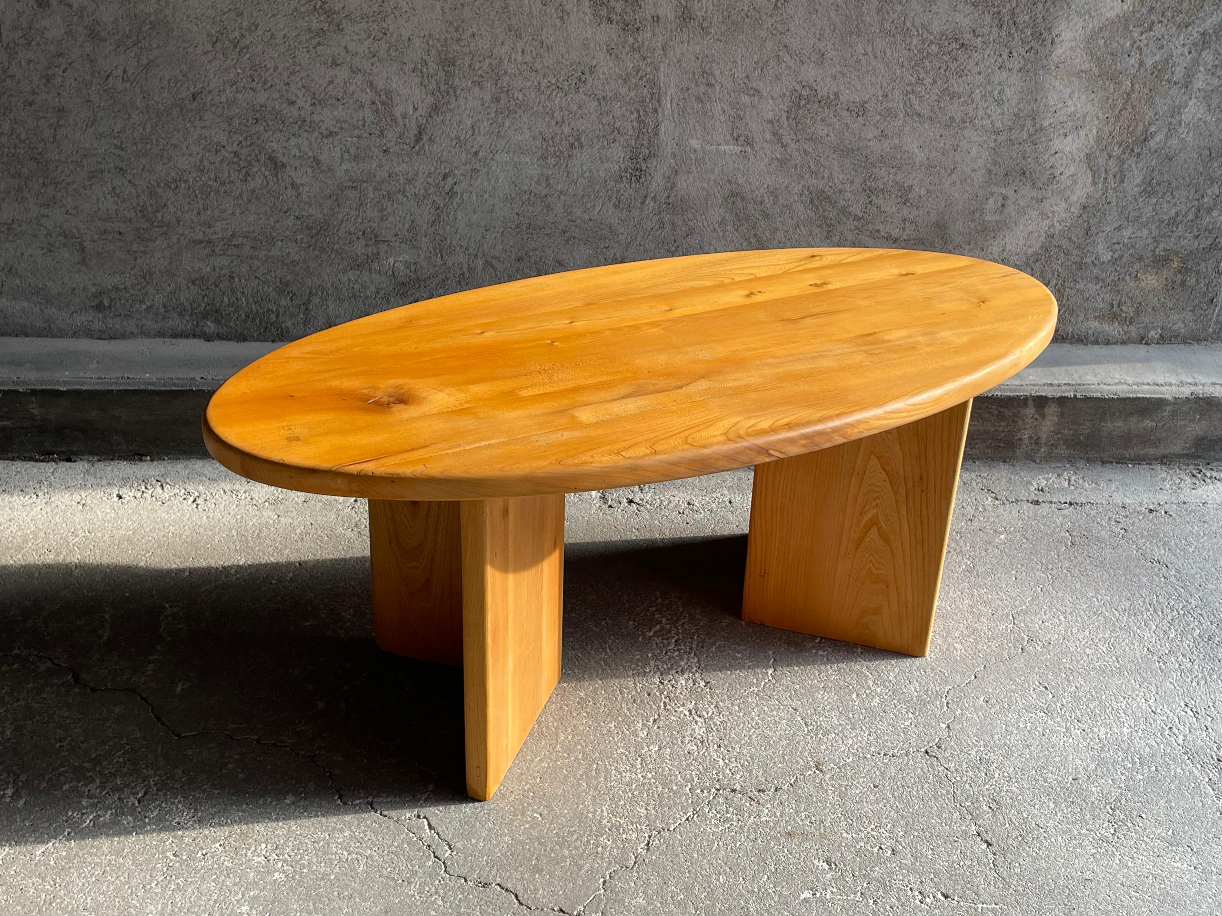Table basse ovale française en orme, années 1960 en vente 7