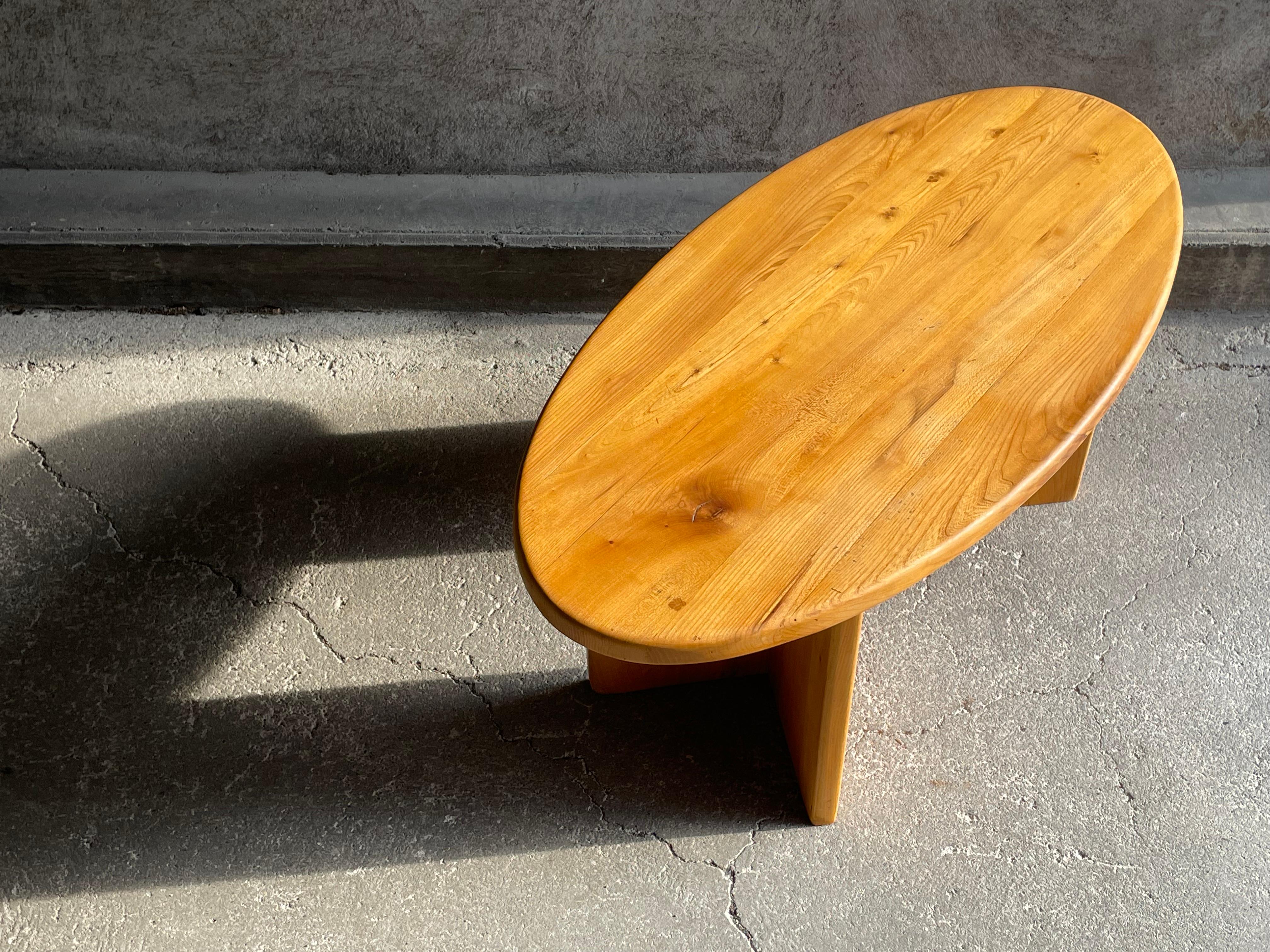 Table basse ovale française en orme, années 1960 en vente 8