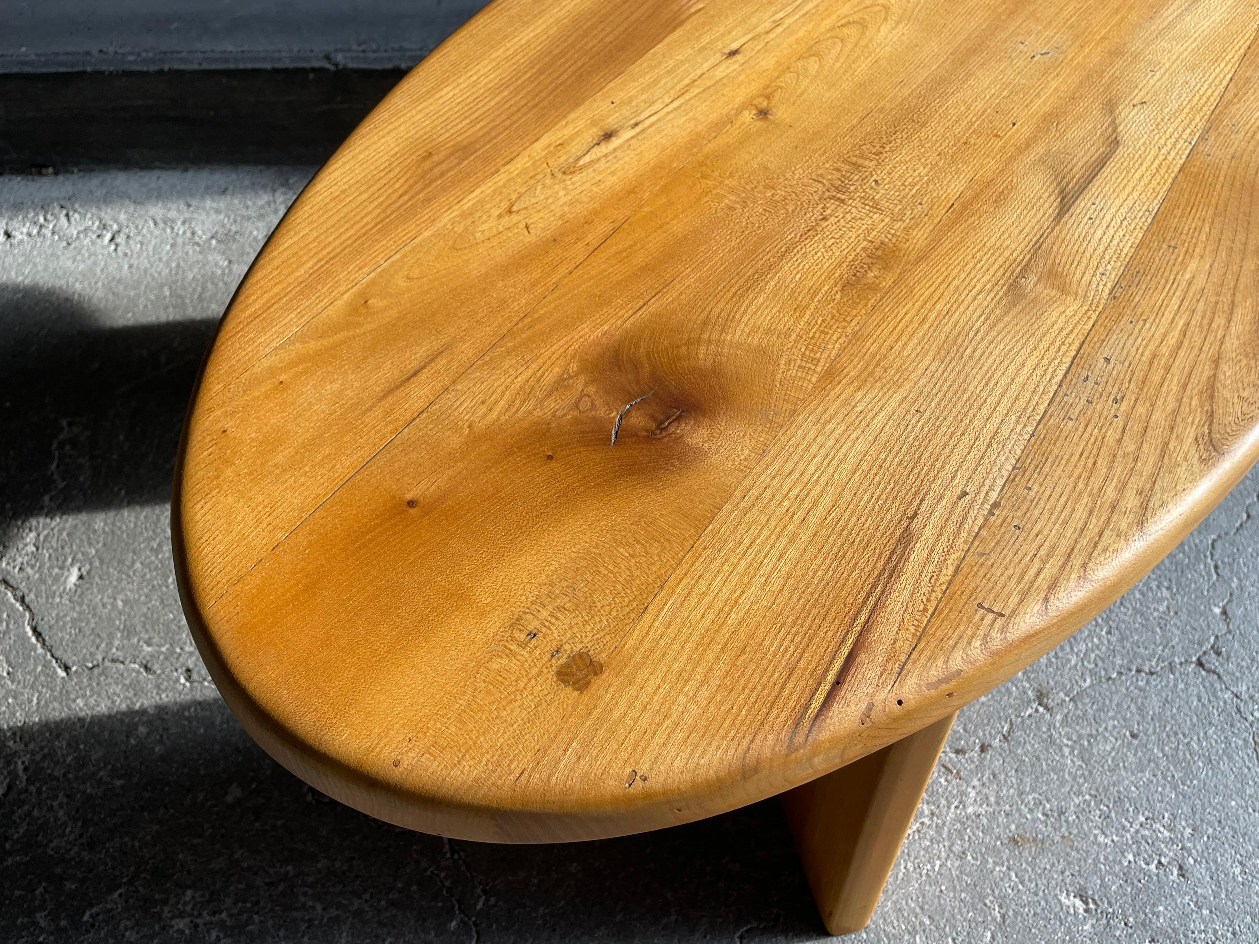 Table basse ovale française en orme, années 1960 en vente 9