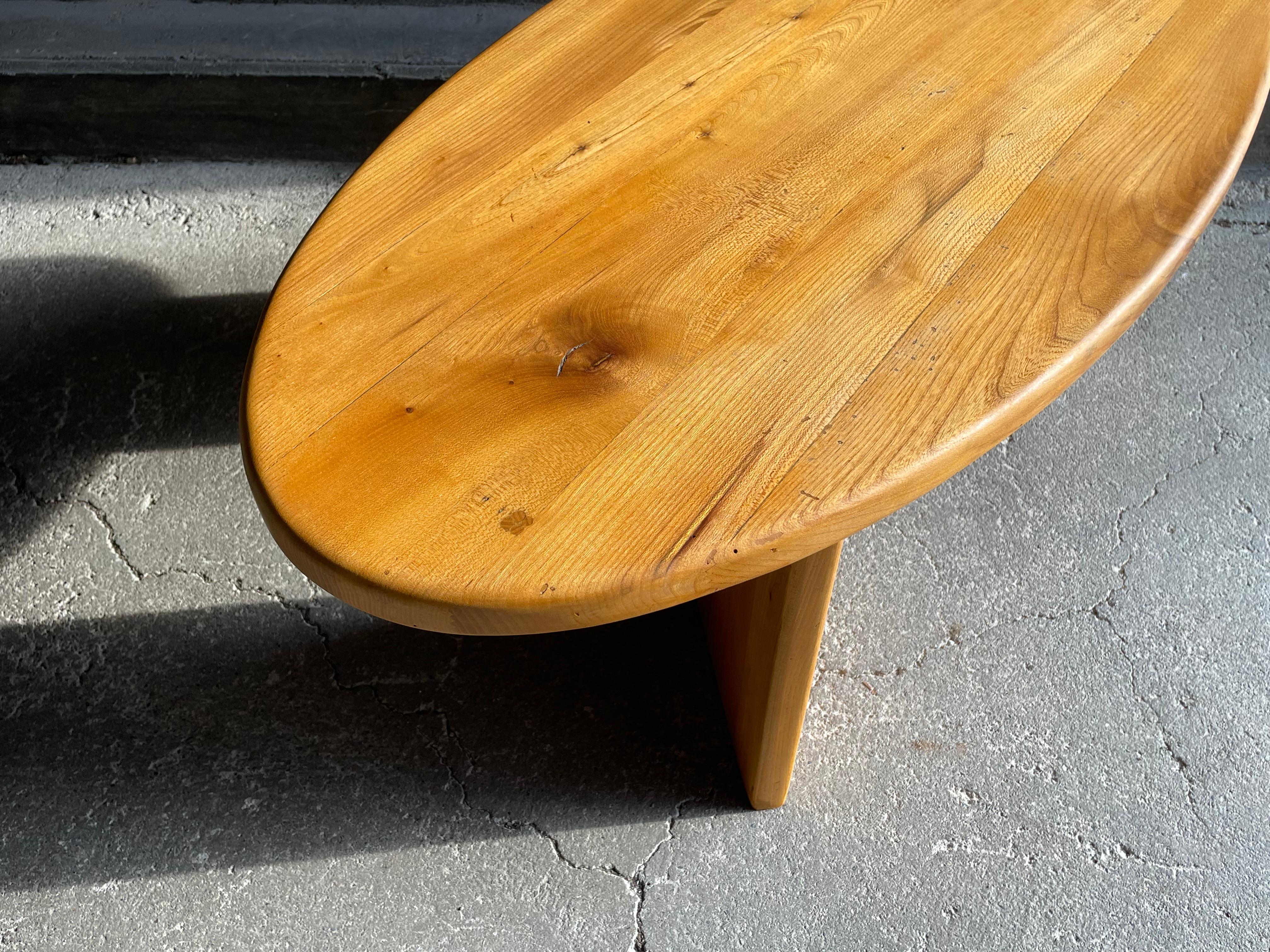 Table basse ovale française en orme, années 1960 en vente 10