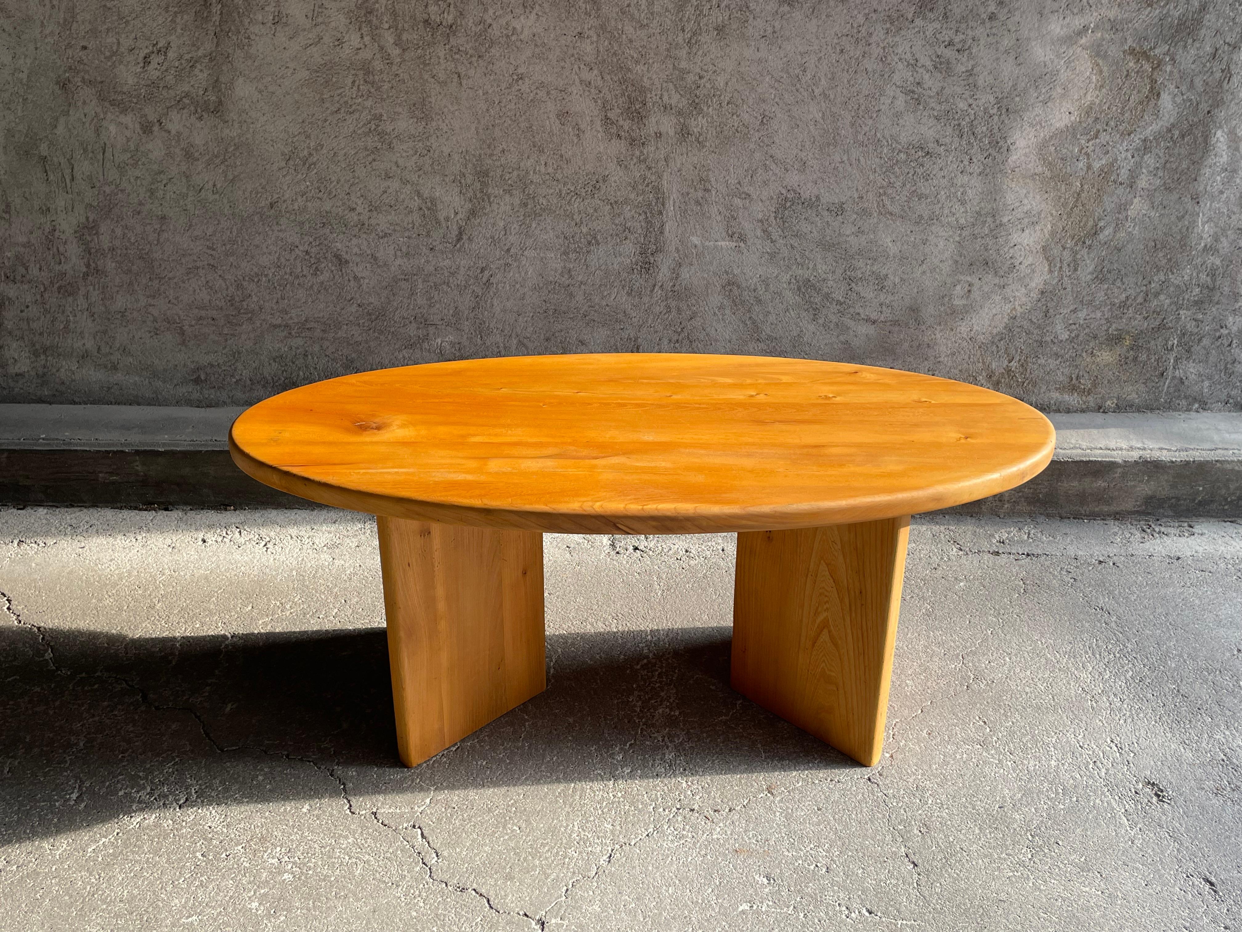 Table basse ovale française en orme, années 1960 en vente 11