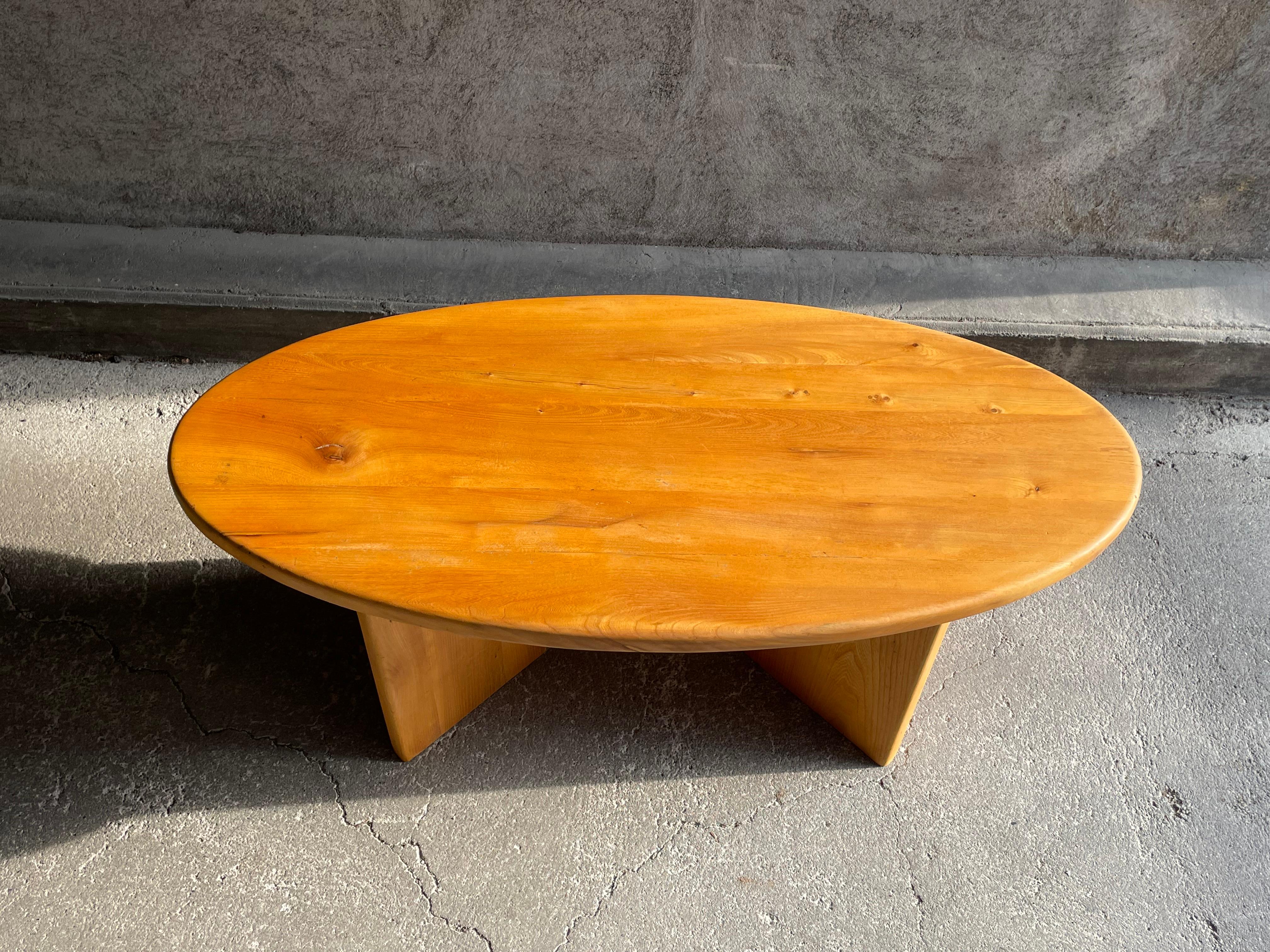 Table basse ovale française en orme, années 1960 en vente 12