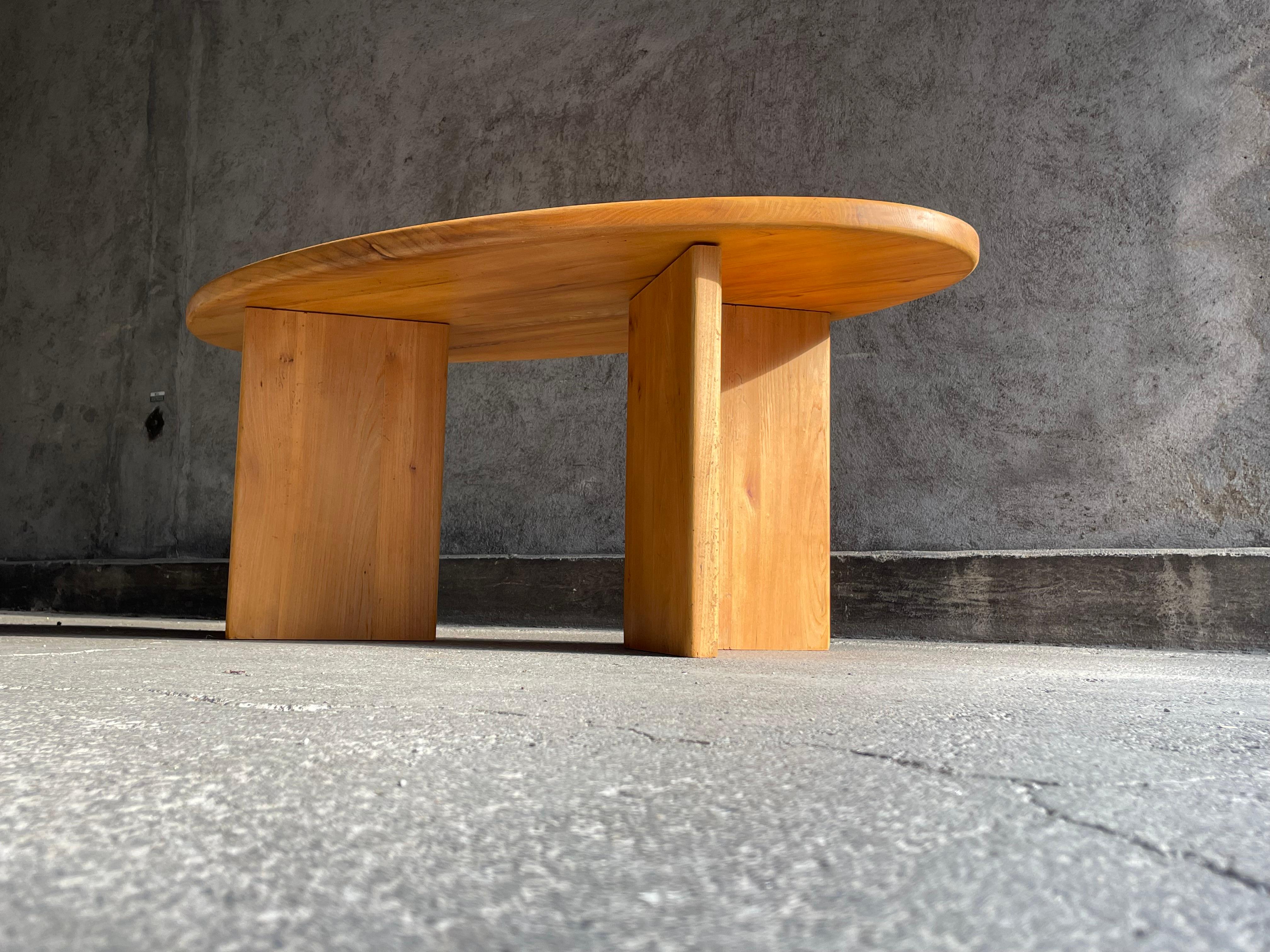 Table basse ovale française en orme, années 1960 en vente 13