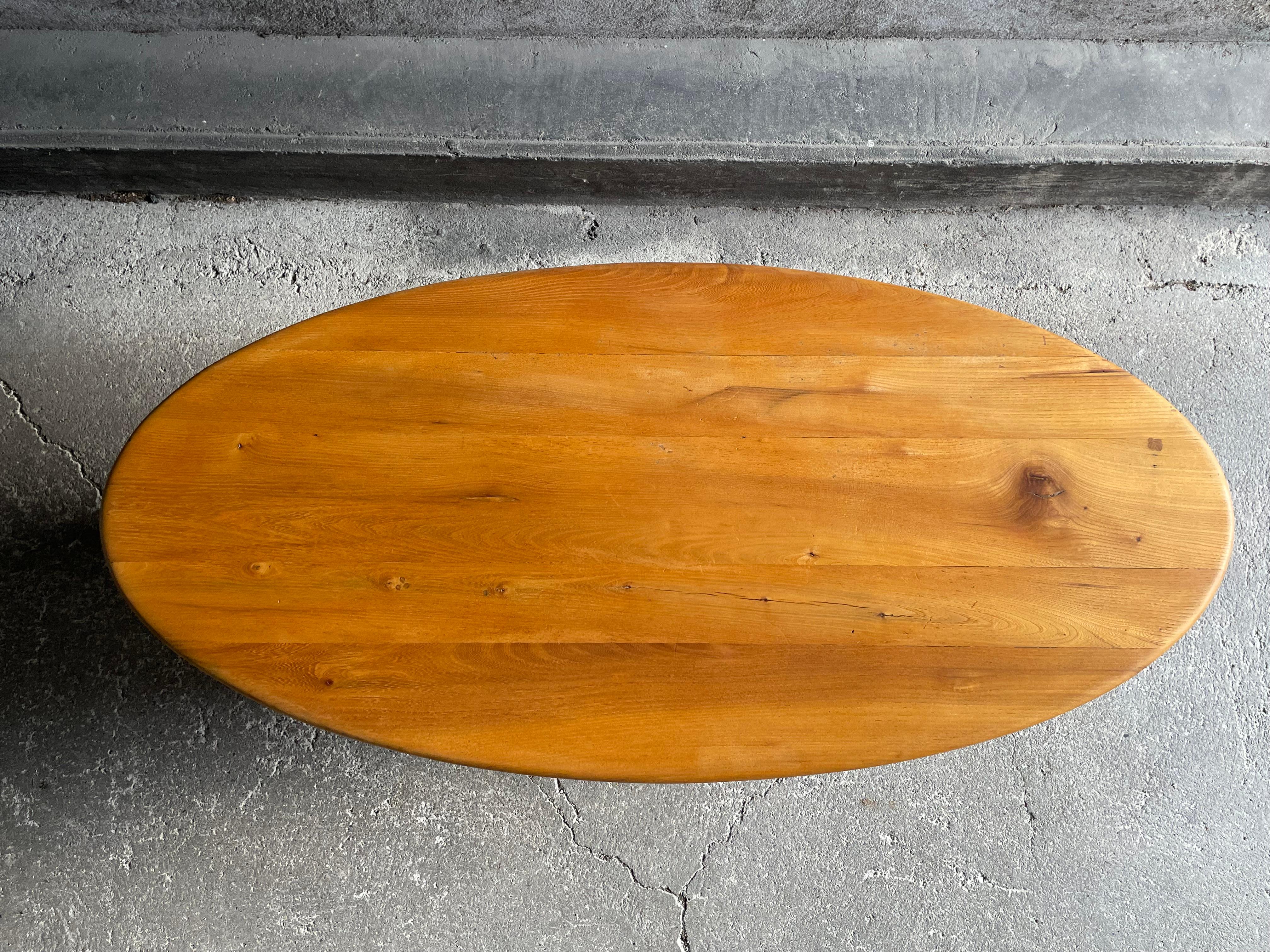 Français Table basse ovale française en orme, années 1960 en vente