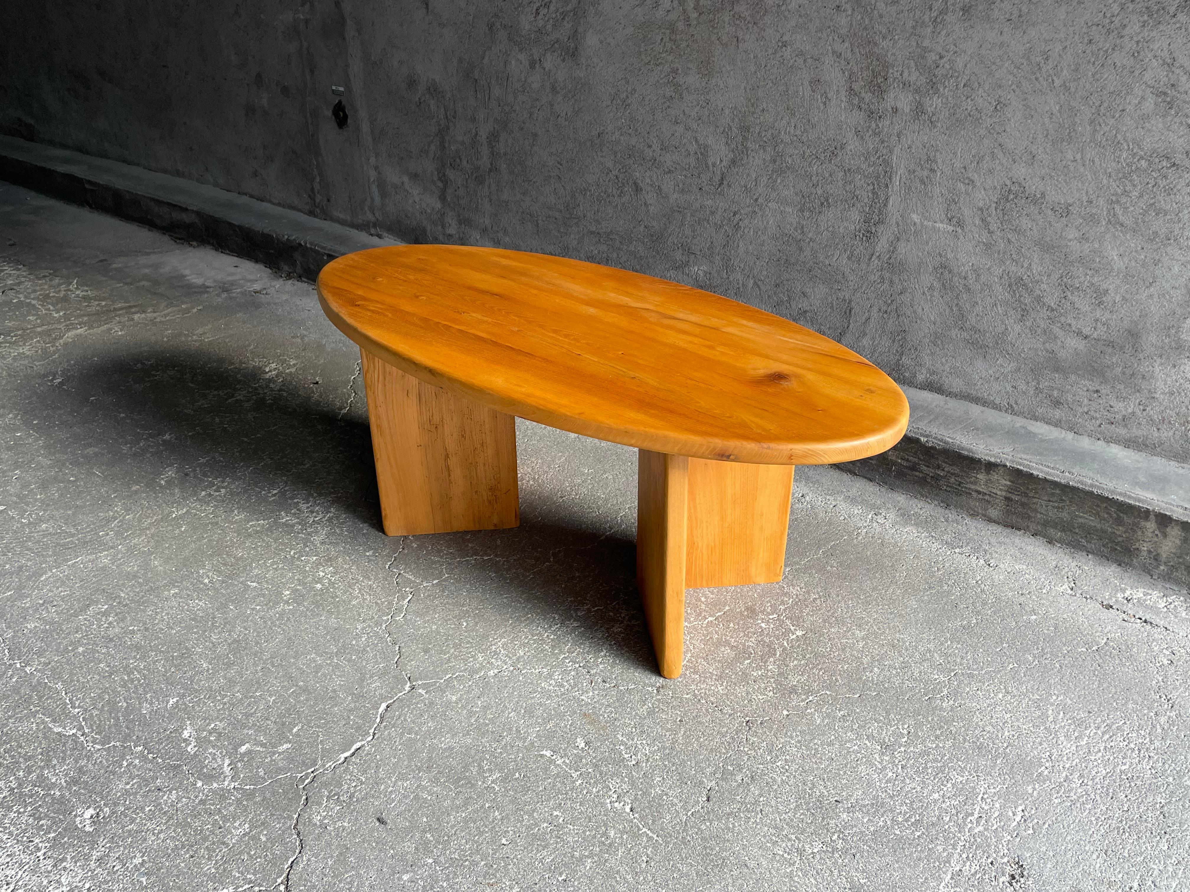 Table basse ovale française en orme, années 1960 Bon état - En vente à GRENOBLE, FR