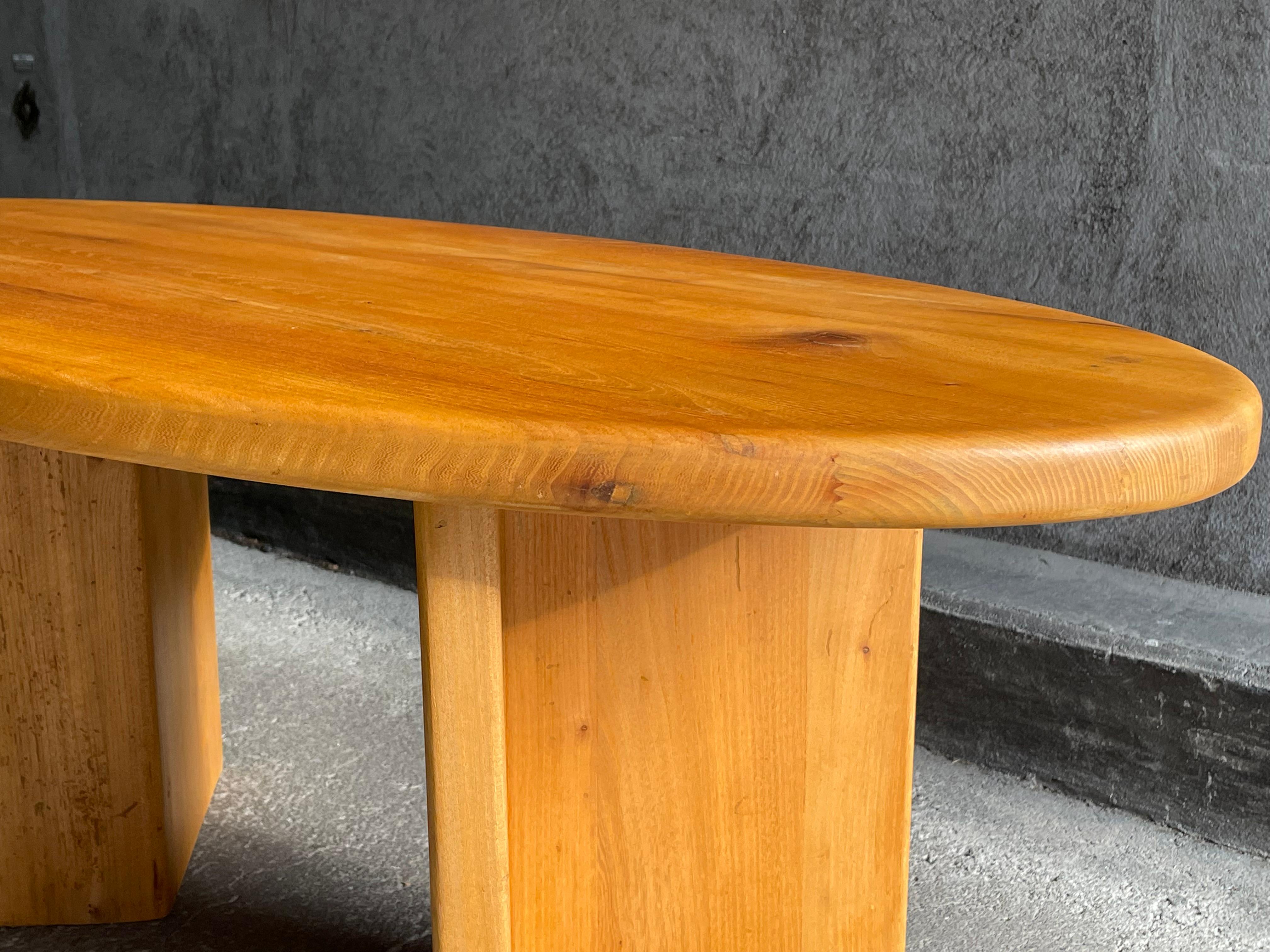 20ième siècle Table basse ovale française en orme, années 1960 en vente