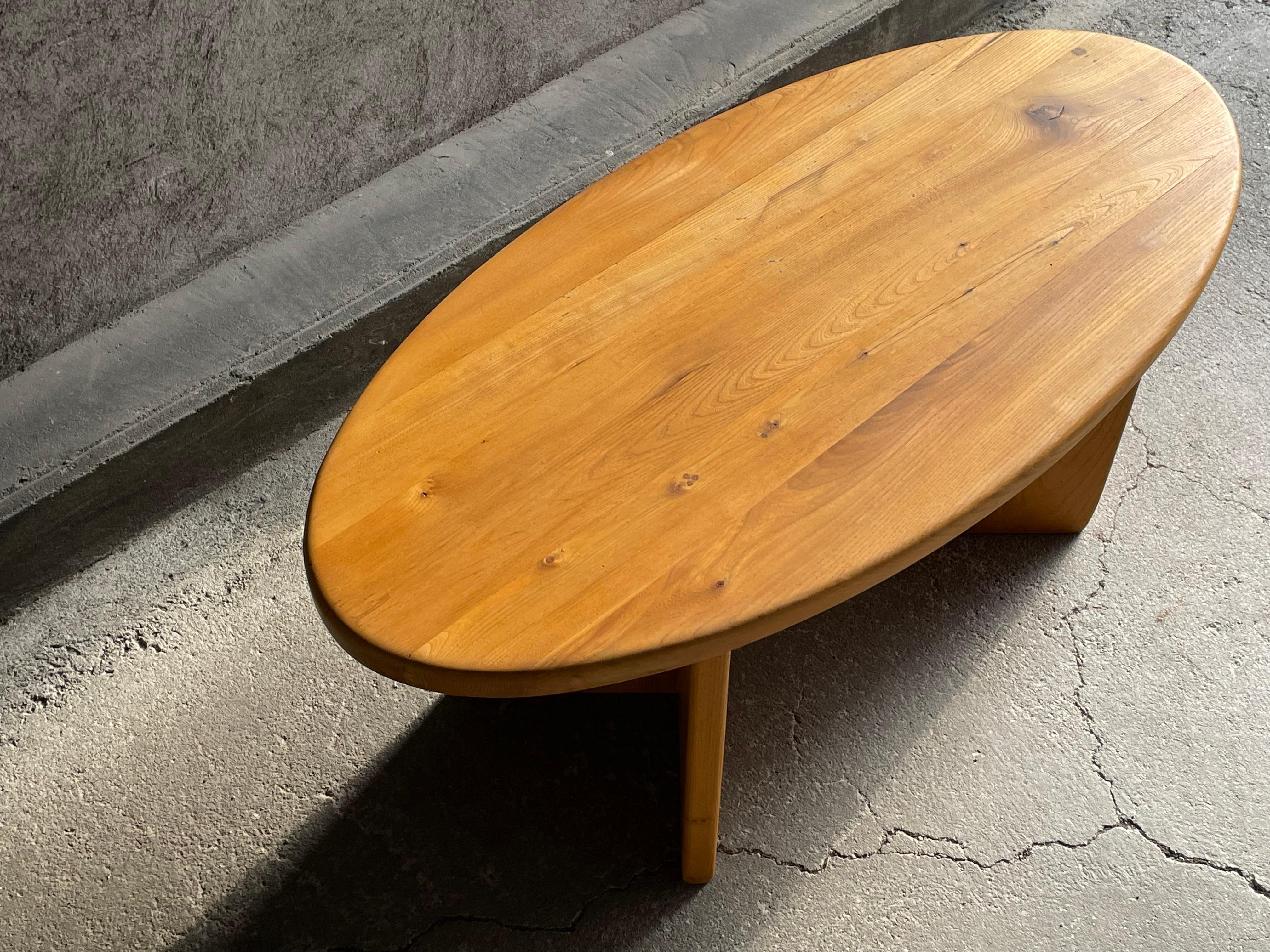 Orme Table basse ovale française en orme, années 1960 en vente