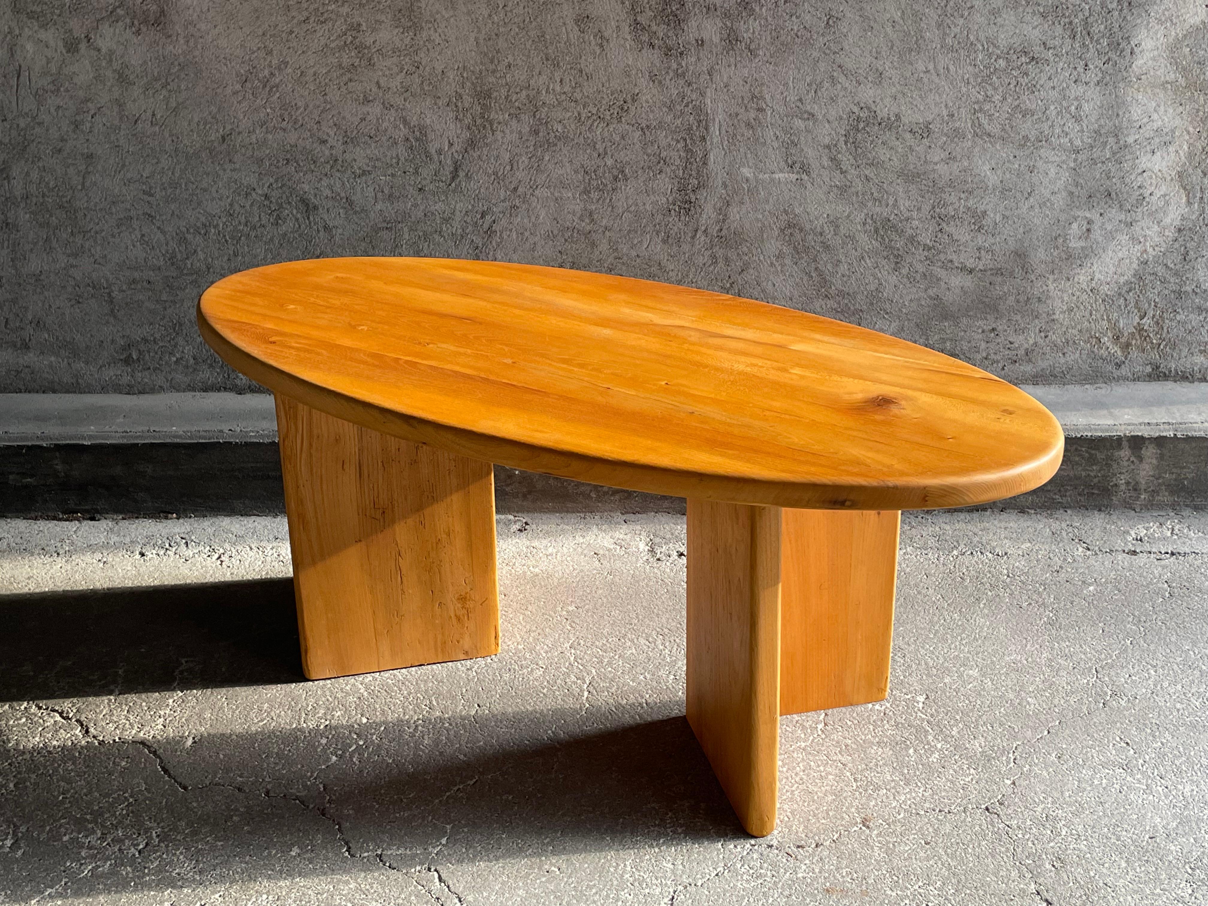 Table basse ovale française en orme, années 1960 en vente 1
