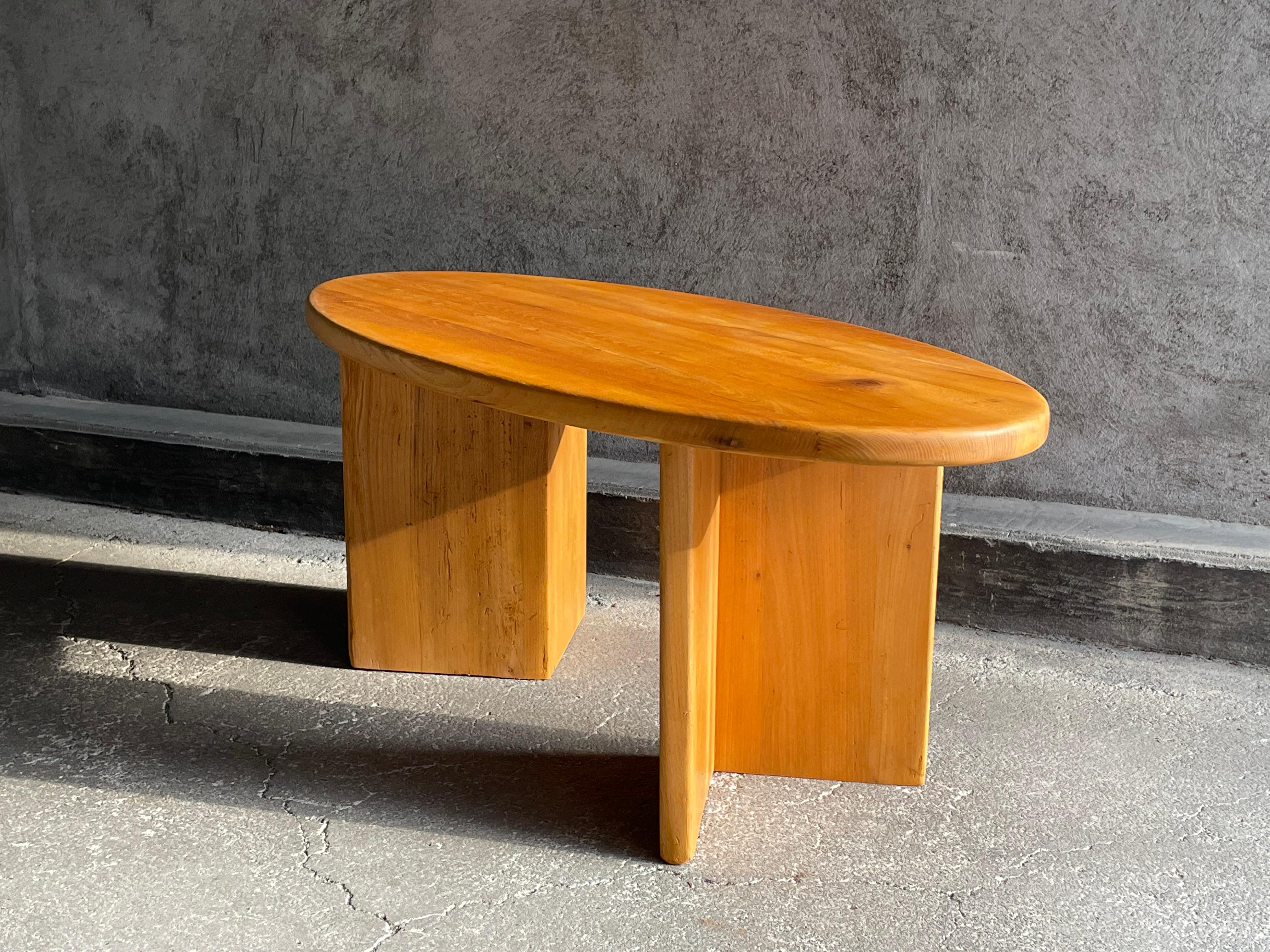Table basse ovale française en orme, années 1960 en vente 2