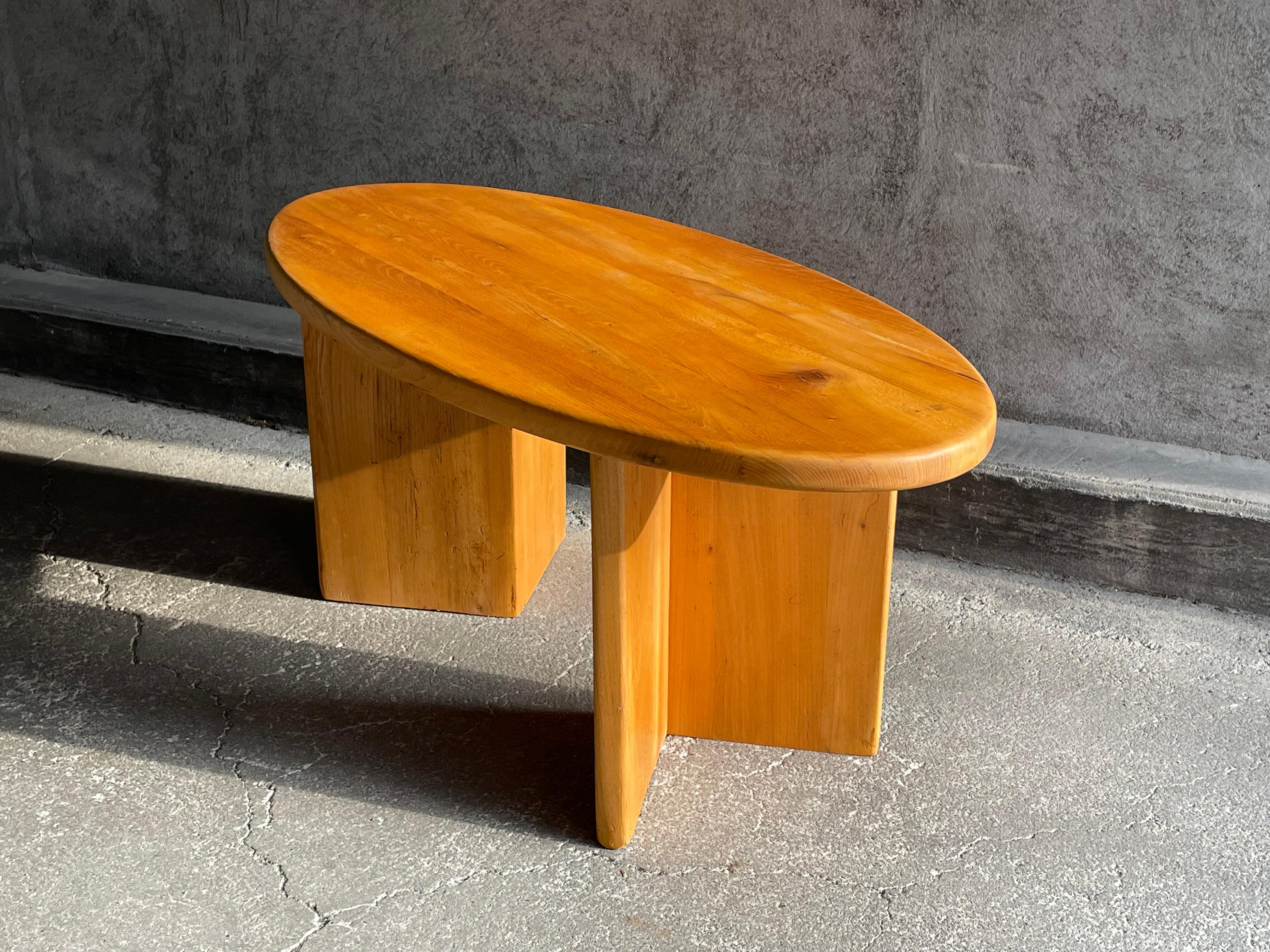 Table basse ovale française en orme, années 1960 en vente 3