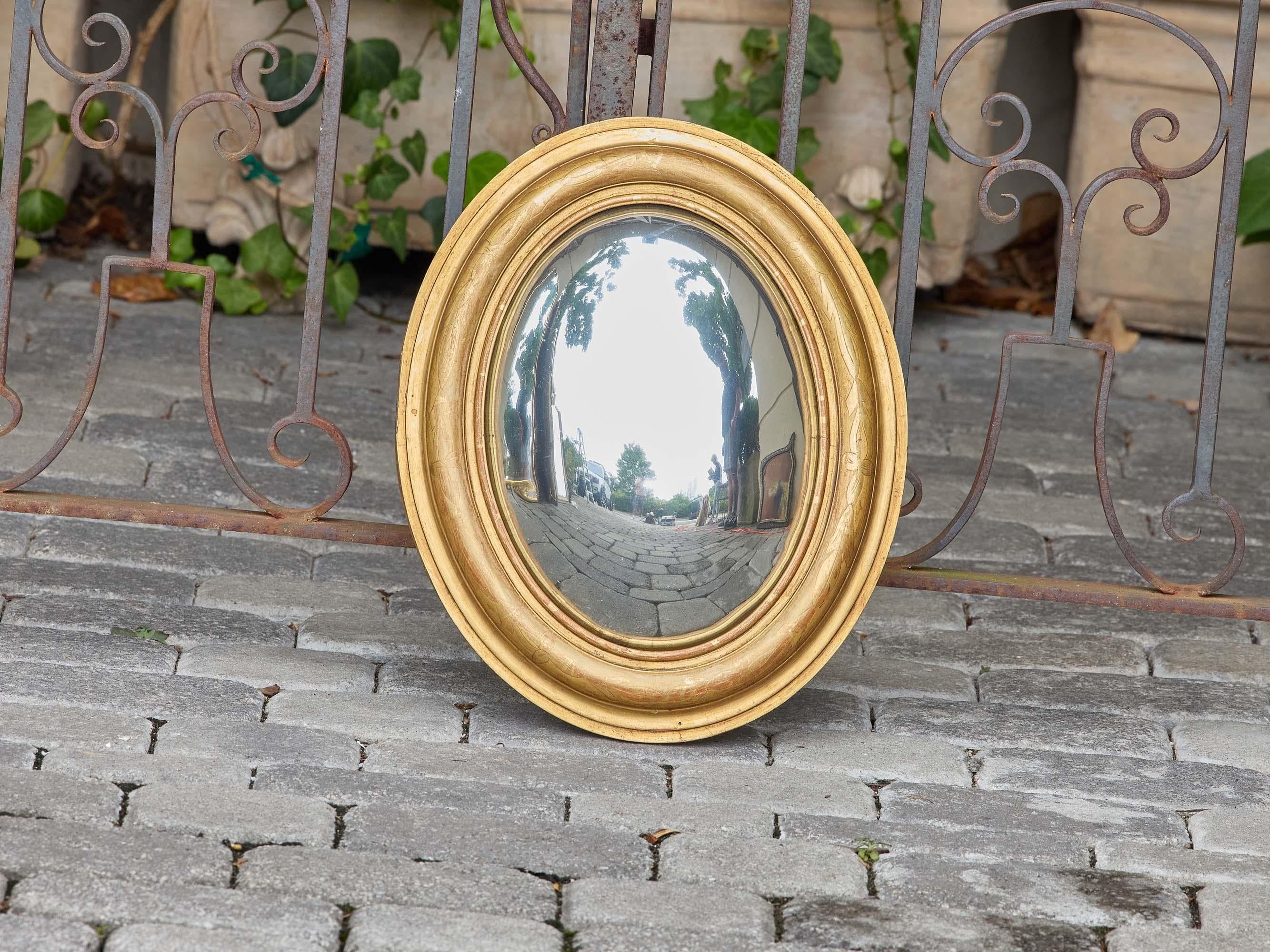 Miroir mural convexe ovale français avec cadre en bois doré, vers 1920 en vente 1