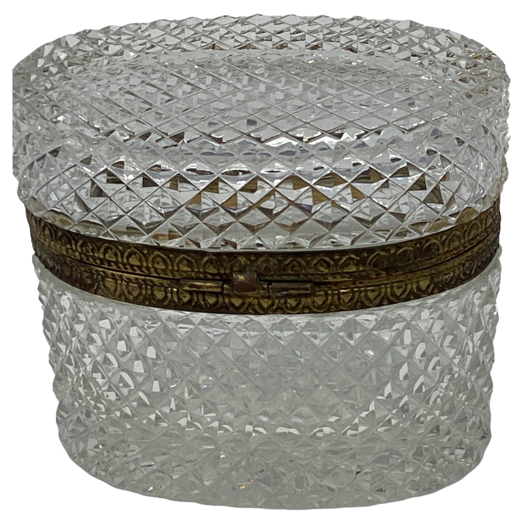 Boîte en cristal taillé ovale français avec montures en laiton