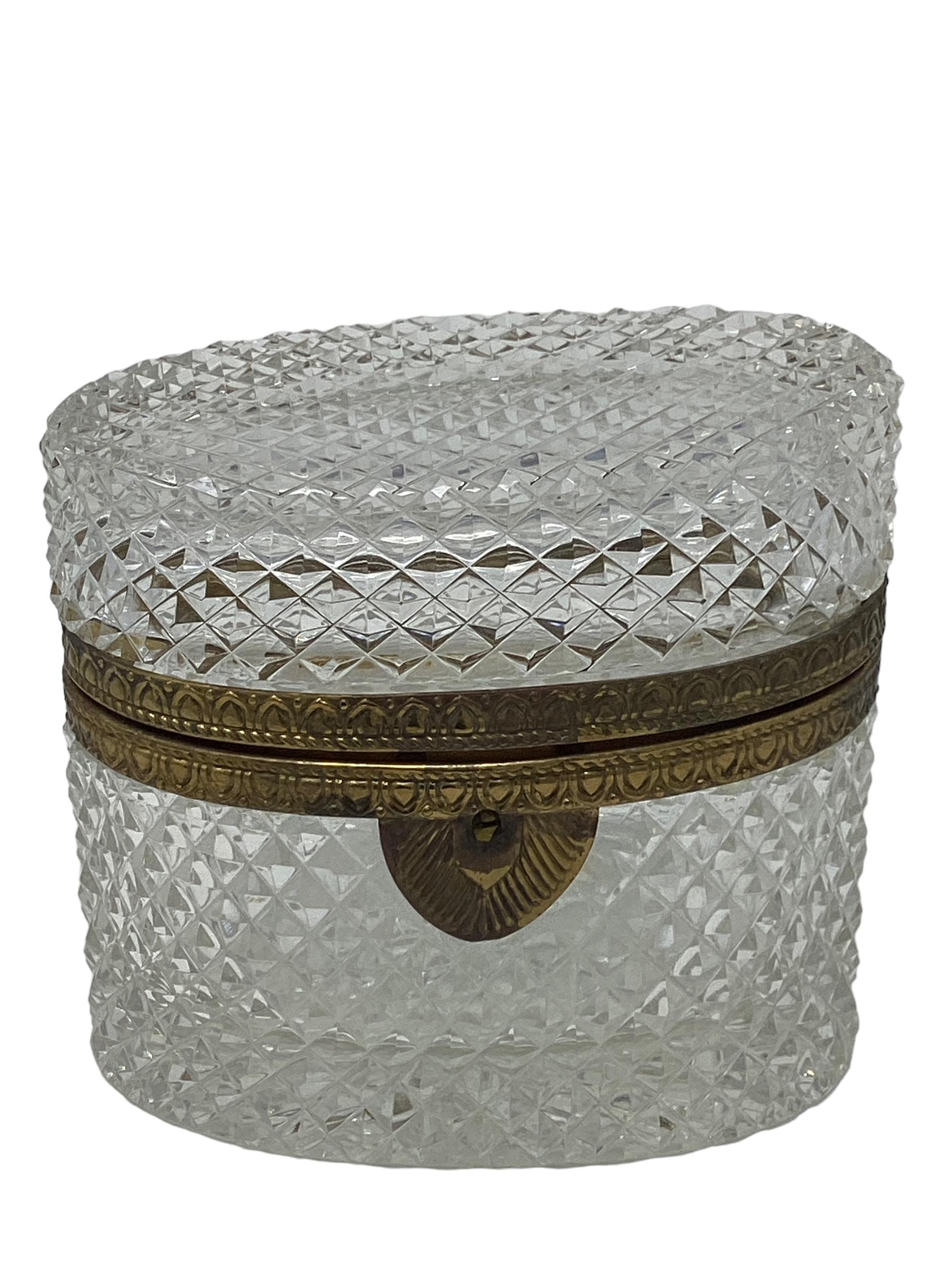 Laiton Boîte française en cristal taille ovale en vente
