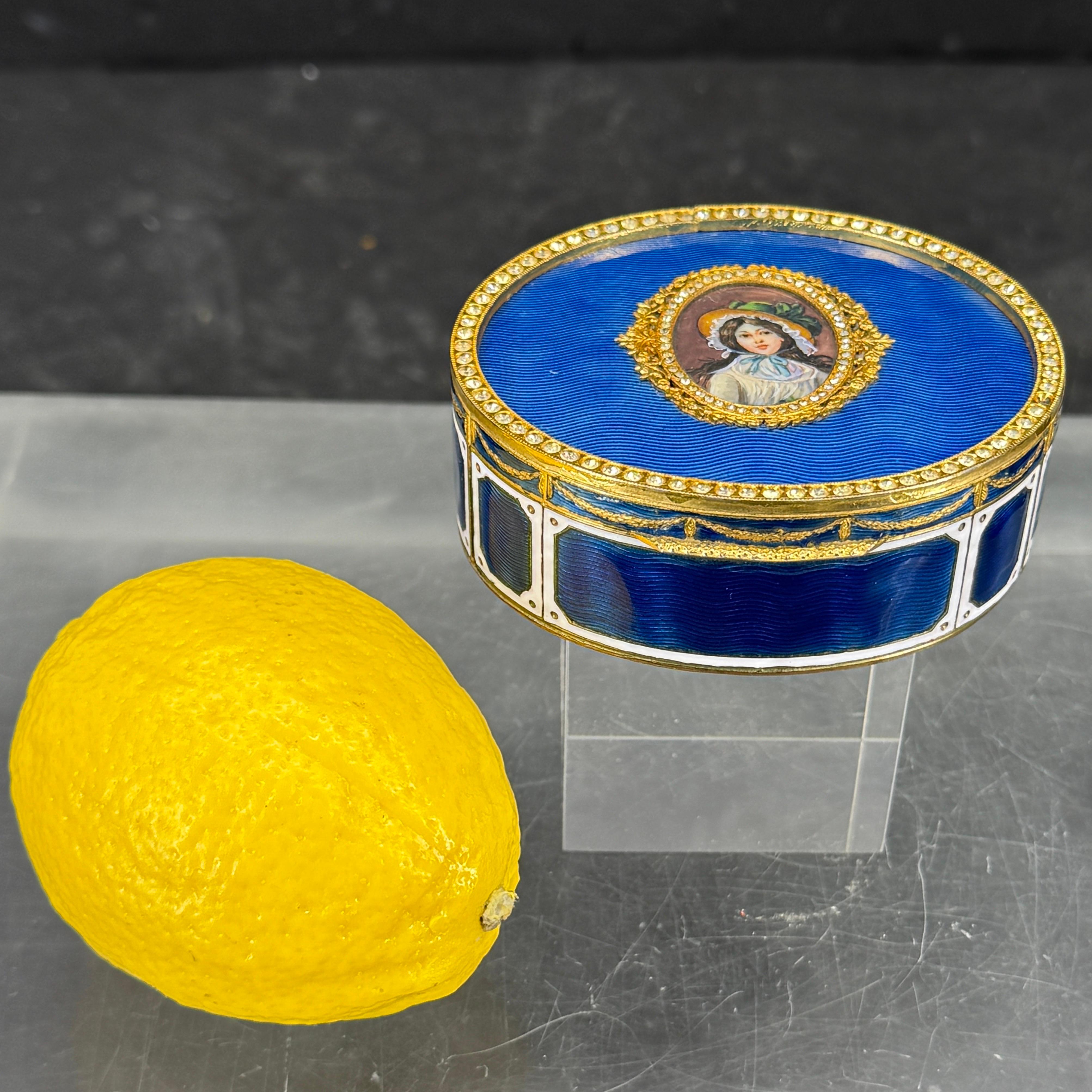 French Oval Decorated Enamel Jewelry Box, France 1830's In Good Condition For Sale In Haddonfield, NJ