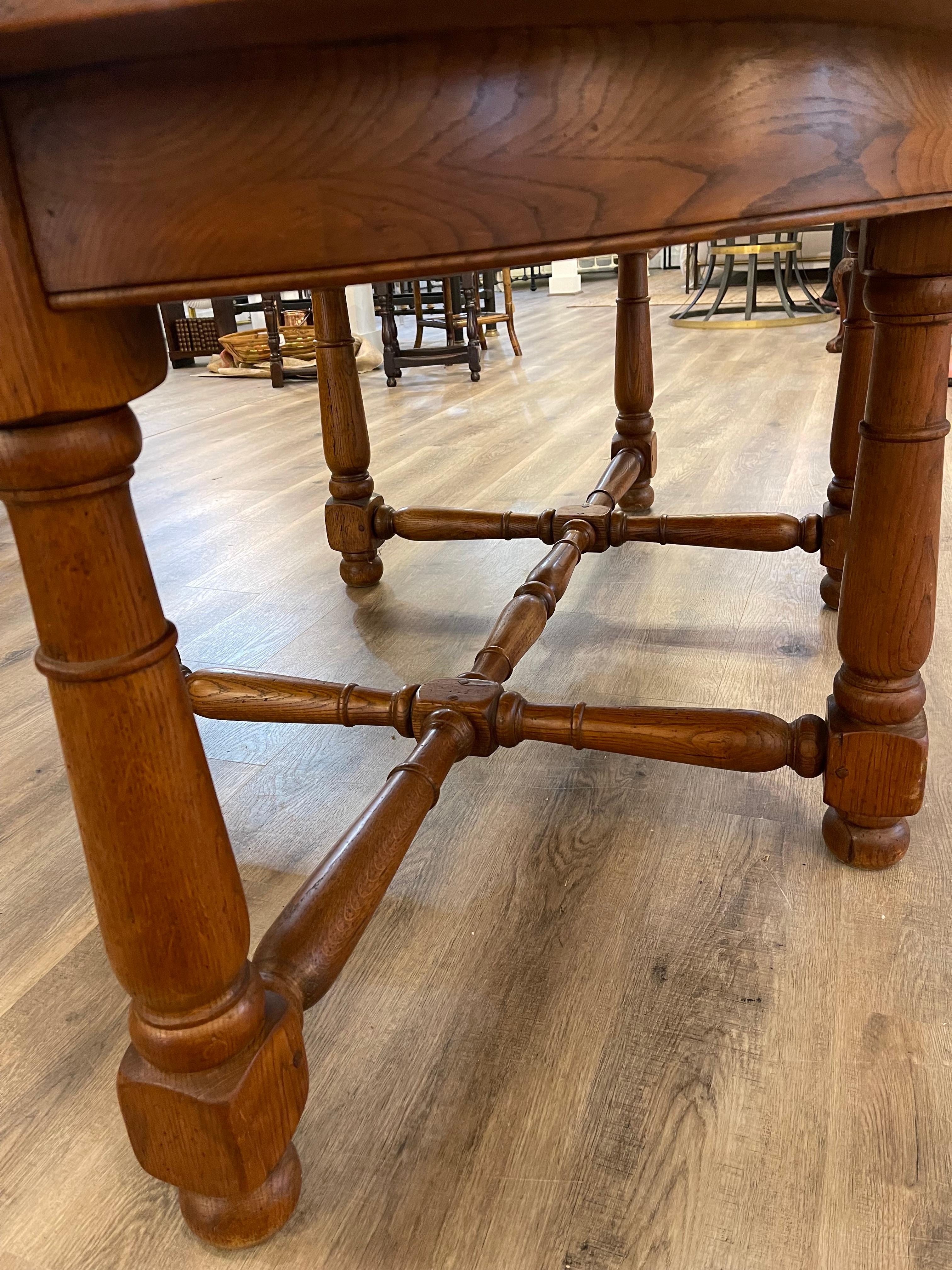 French Oval Dining Room Table In Excellent Condition For Sale In Nashville, TN