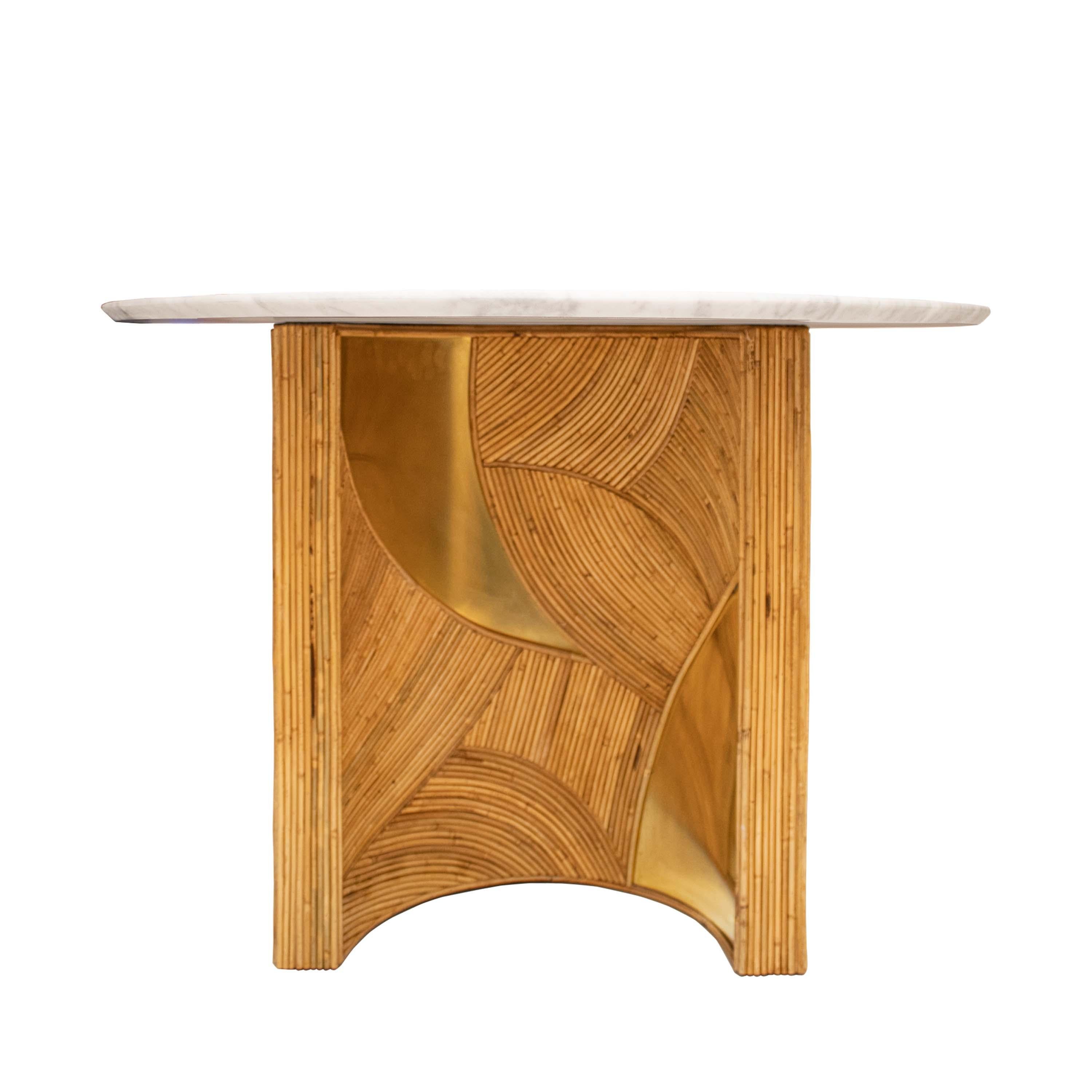 Mesa de comedor ovalada francesa con tablero de mármol de Carrara y bases de latón de bambú Moderno de mediados de siglo en venta