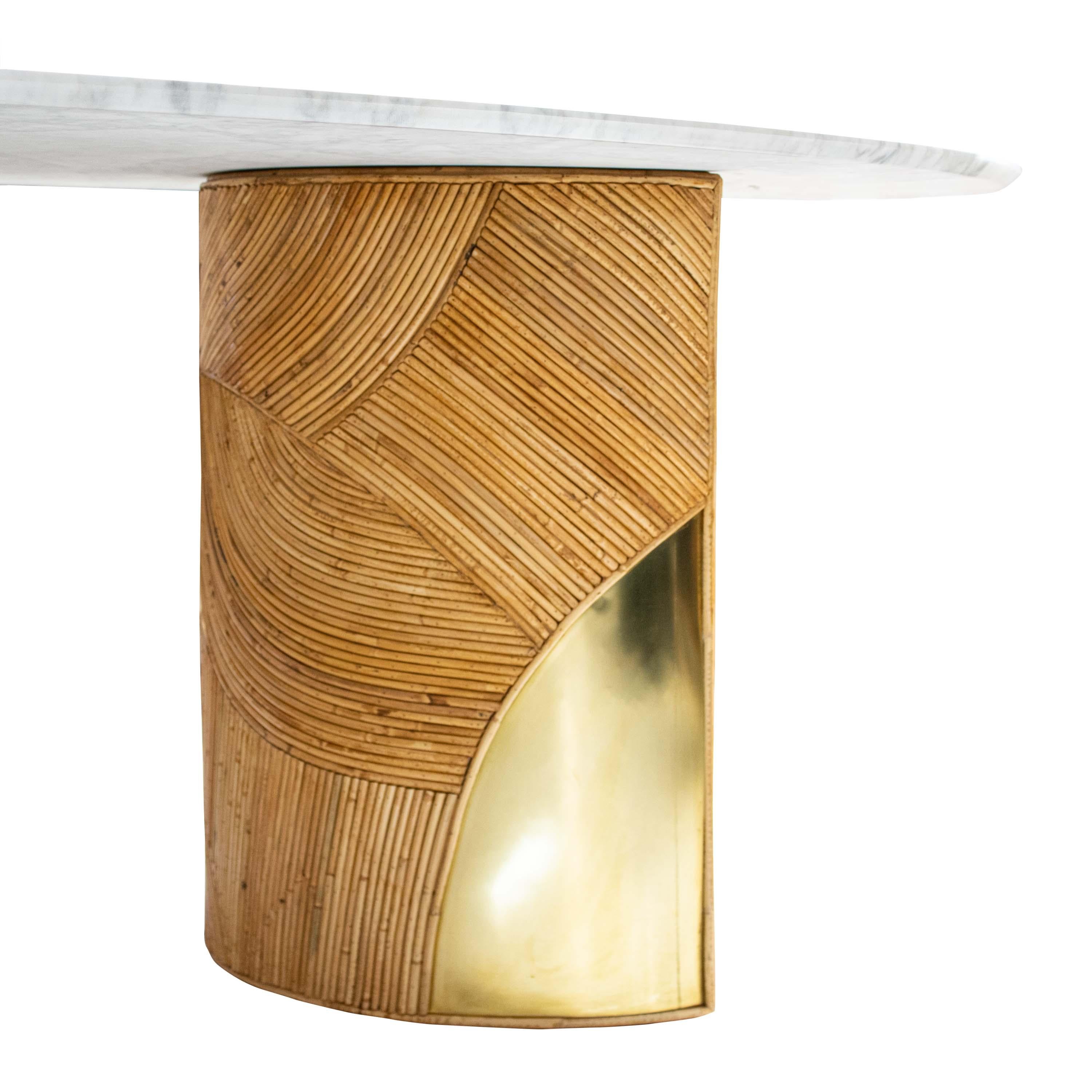 Mesa de comedor ovalada francesa con tablero de mármol de Carrara y bases de latón de bambú Francés en venta