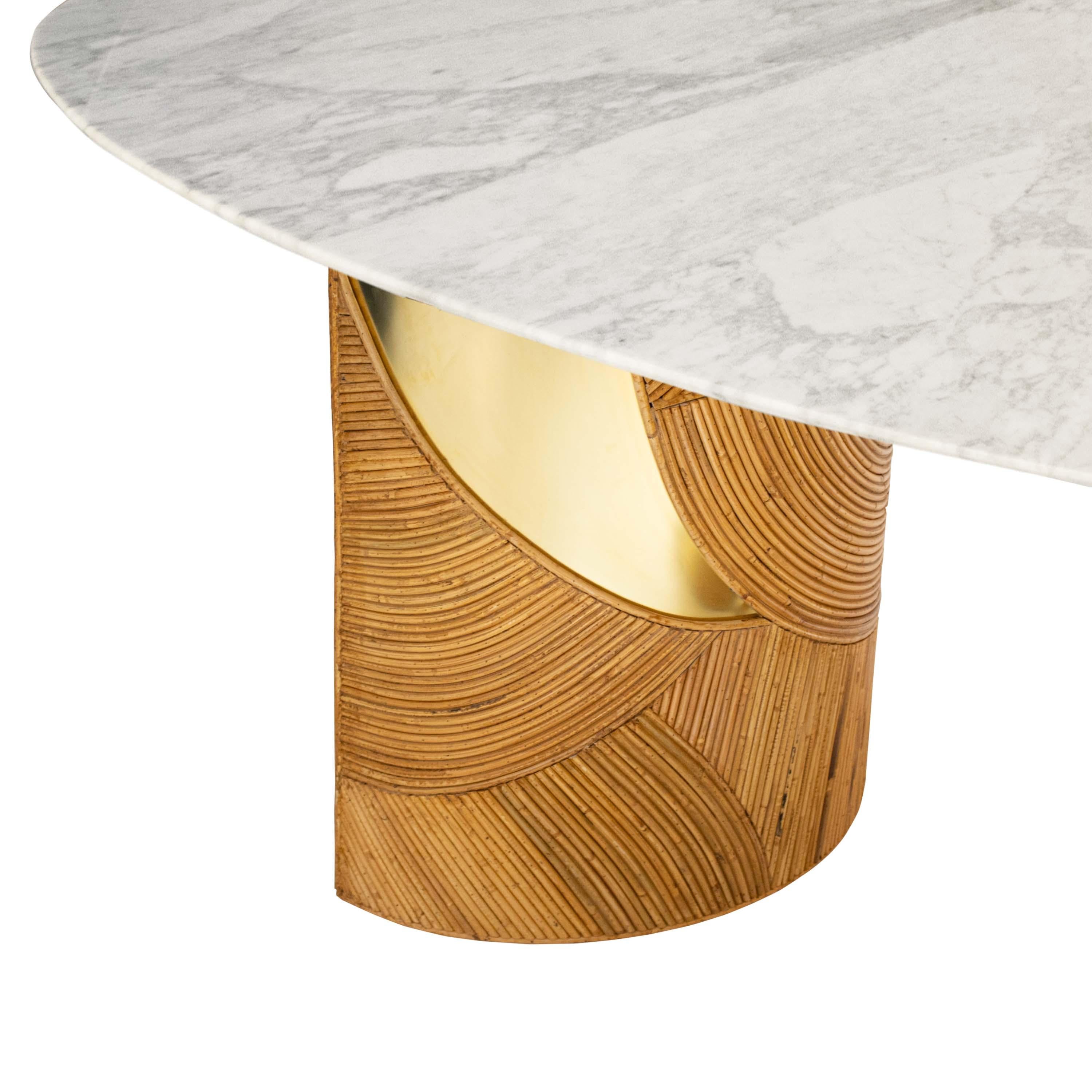 Mesa de comedor ovalada francesa con tablero de mármol de Carrara y bases de latón de bambú en Bueno estado para la venta en Madrid, ES