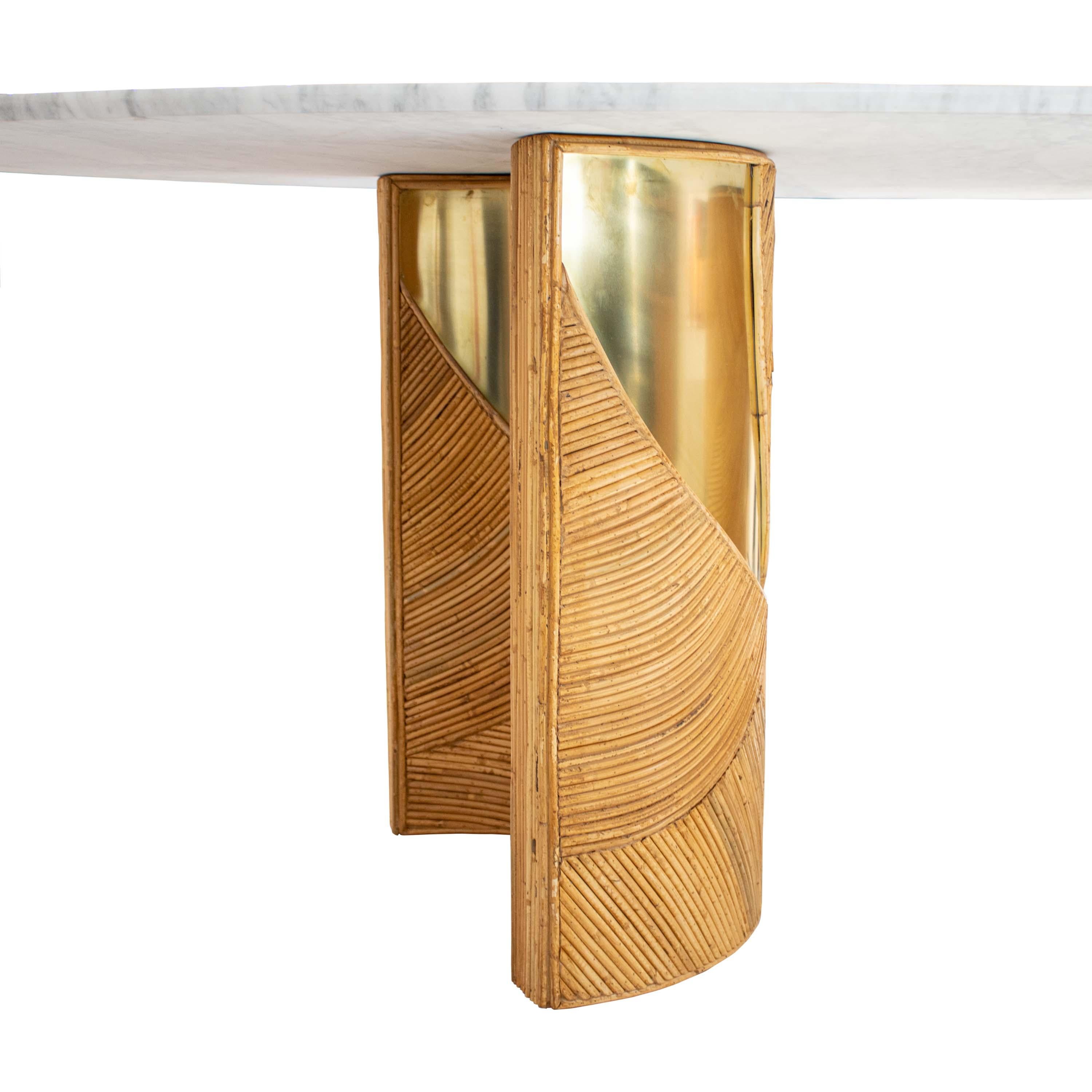 Mesa de comedor ovalada francesa con tablero de mármol de Carrara y bases de latón de bambú finales del siglo XX en venta