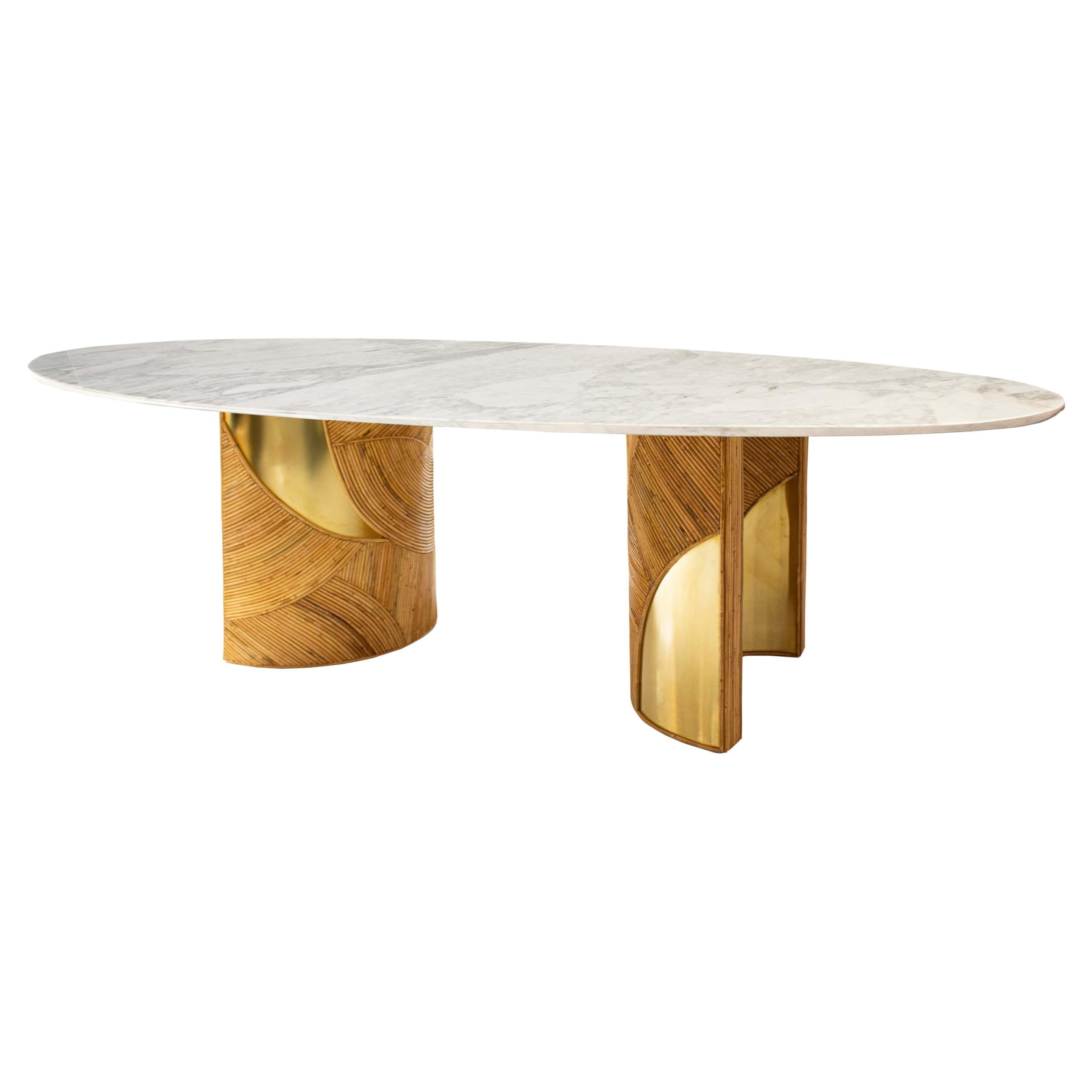 Table de salle à manger ovale française avec plateau en marbre de Carrare et bases en laiton bambou