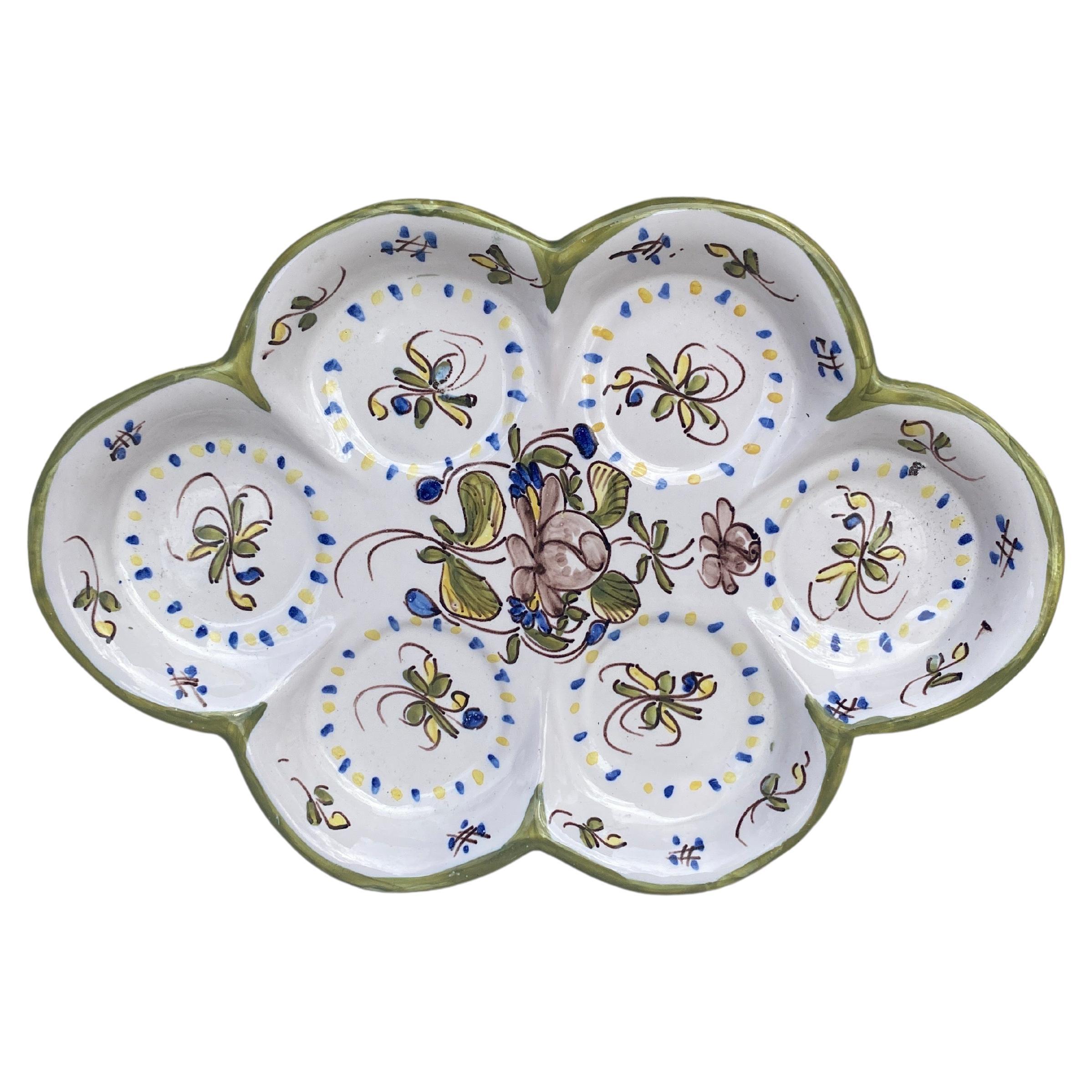 Plat ovale français avec fleurs style Moustiers en vente