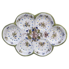 Ovaler französischer Fayence-Teller aus Fayence mit Blumen im Moustiers-Stil