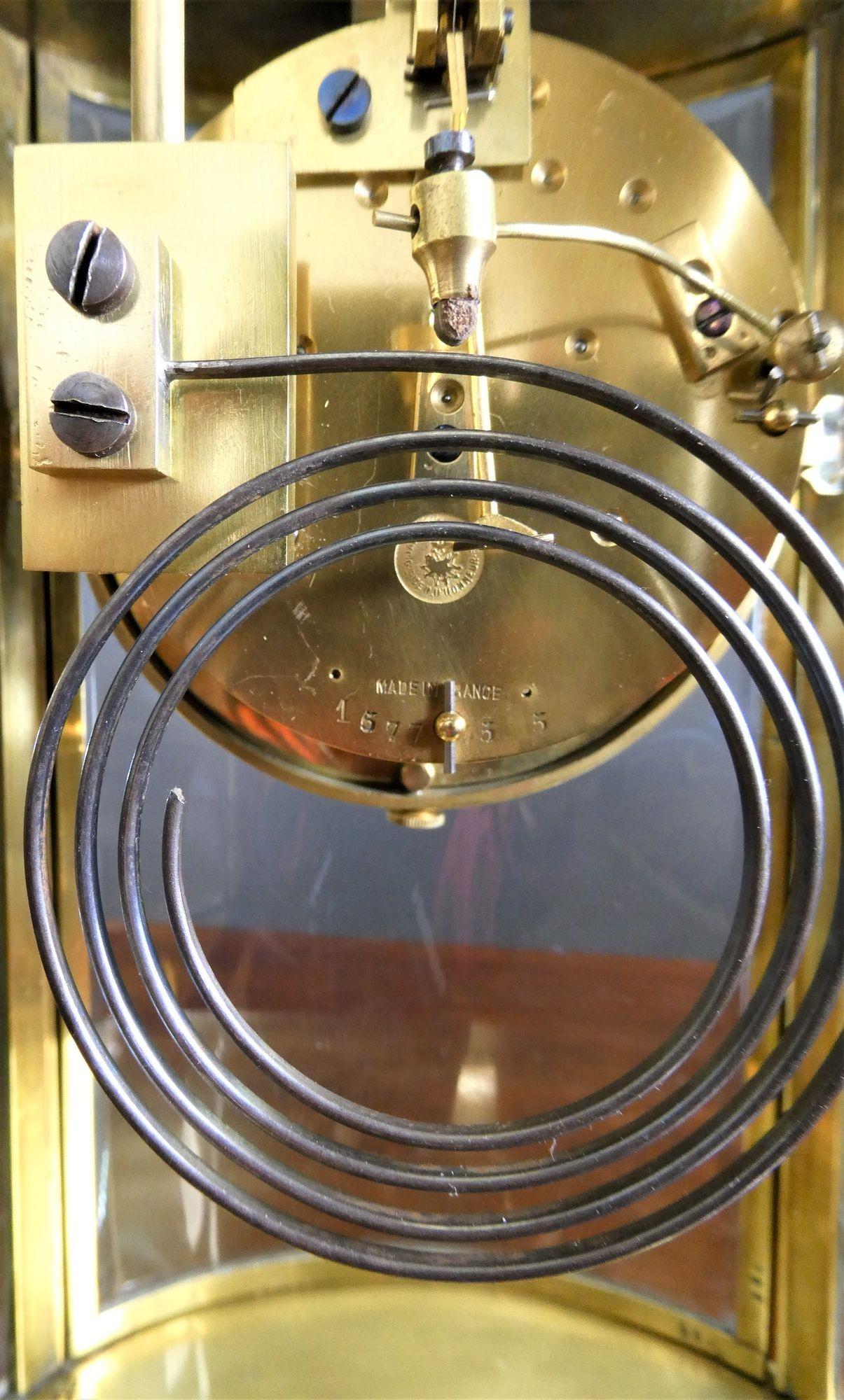 Pendule de cheminée ovale française à quatre verres avec décoration champlevée, Le Roy, Paris en vente 7