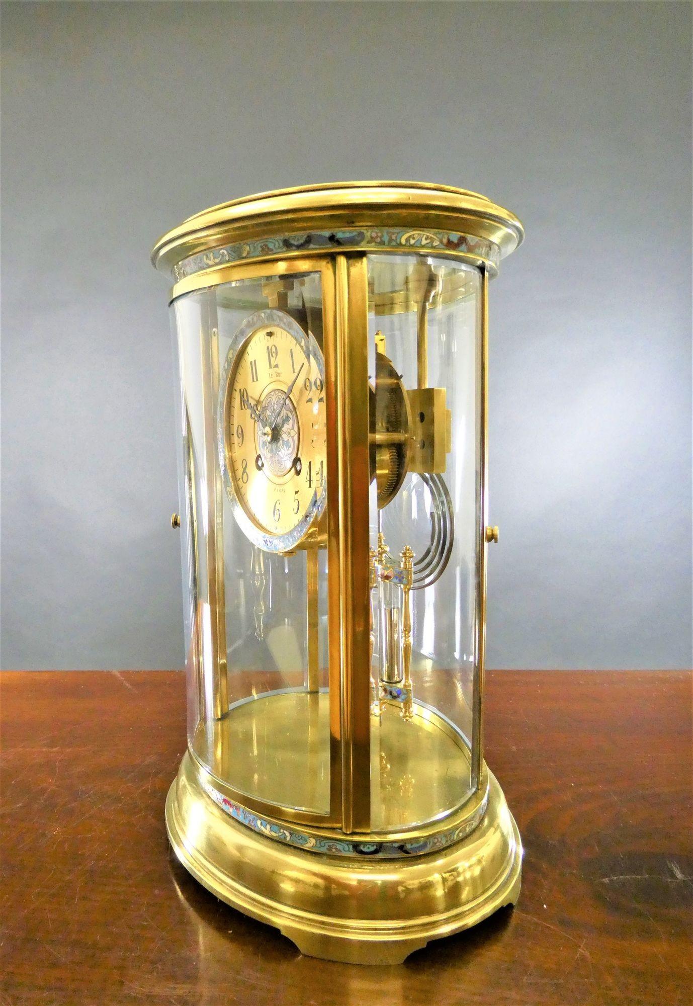 Fin du XIXe siècle Pendule de cheminée ovale française à quatre verres avec décoration champlevée, Le Roy, Paris en vente