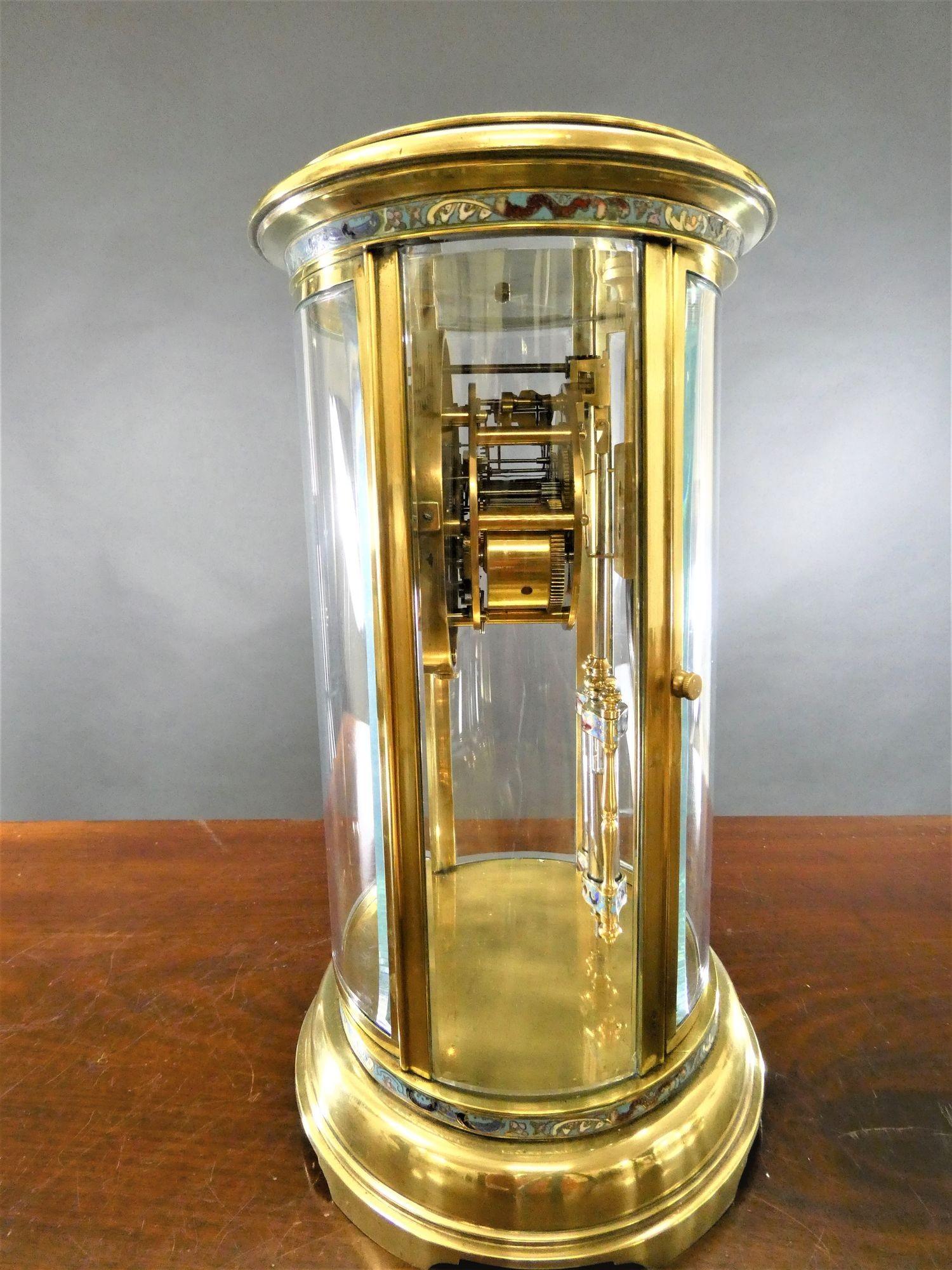 Laiton Pendule de cheminée ovale française à quatre verres avec décoration champlevée, Le Roy, Paris en vente