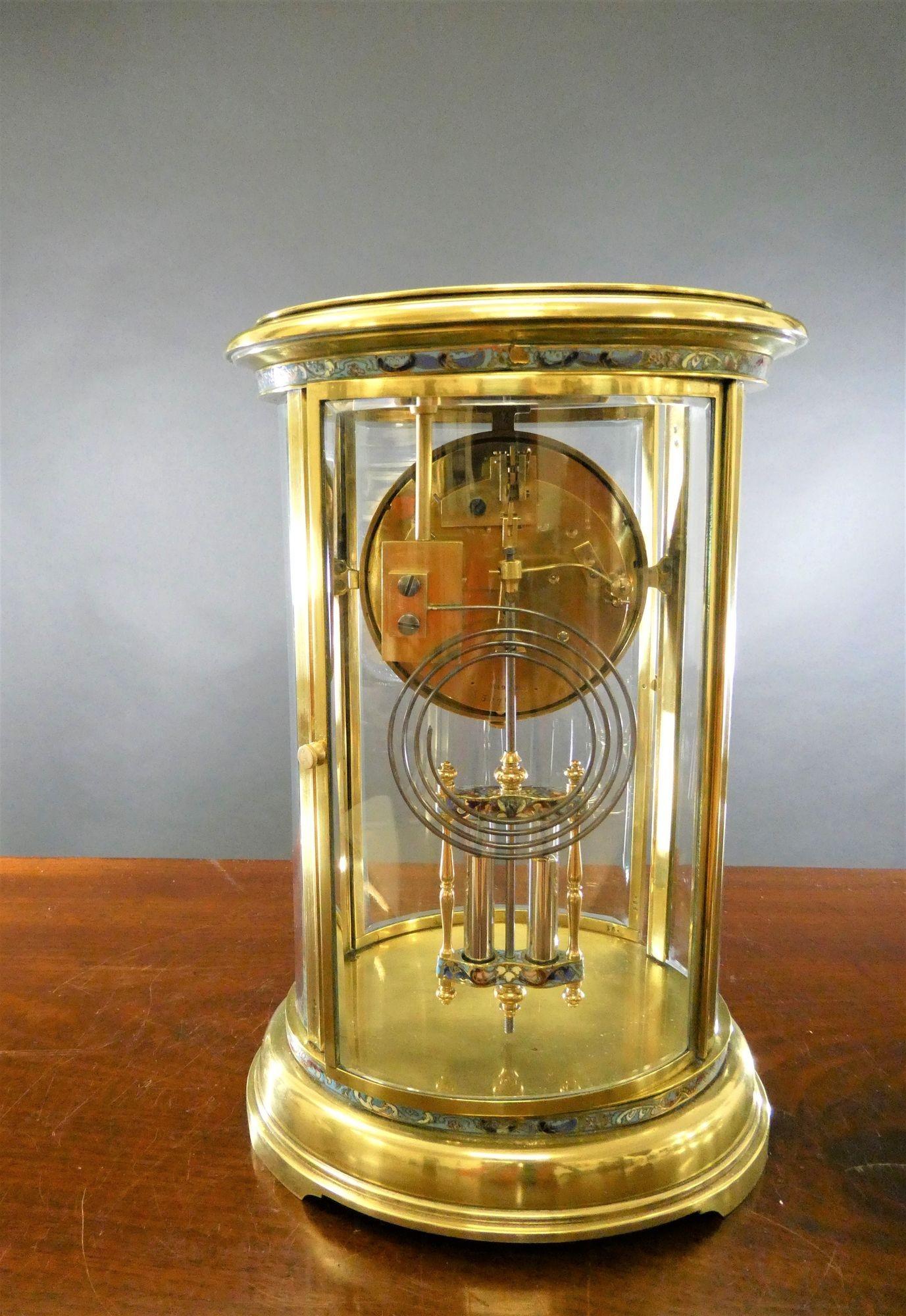 Pendule de cheminée ovale française à quatre verres avec décoration champlevée, Le Roy, Paris en vente 2