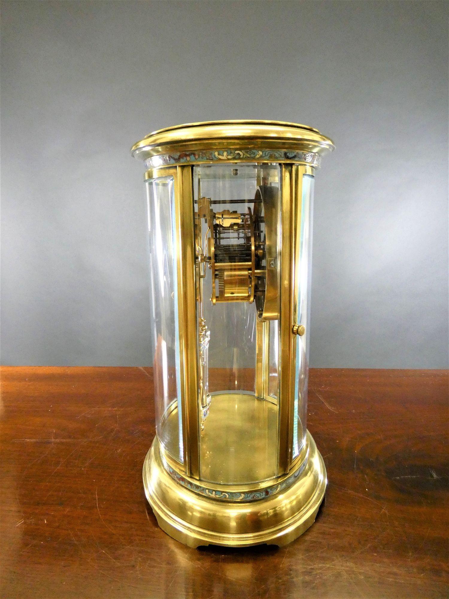 Pendule de cheminée ovale française à quatre verres avec décoration champlevée, Le Roy, Paris en vente 3