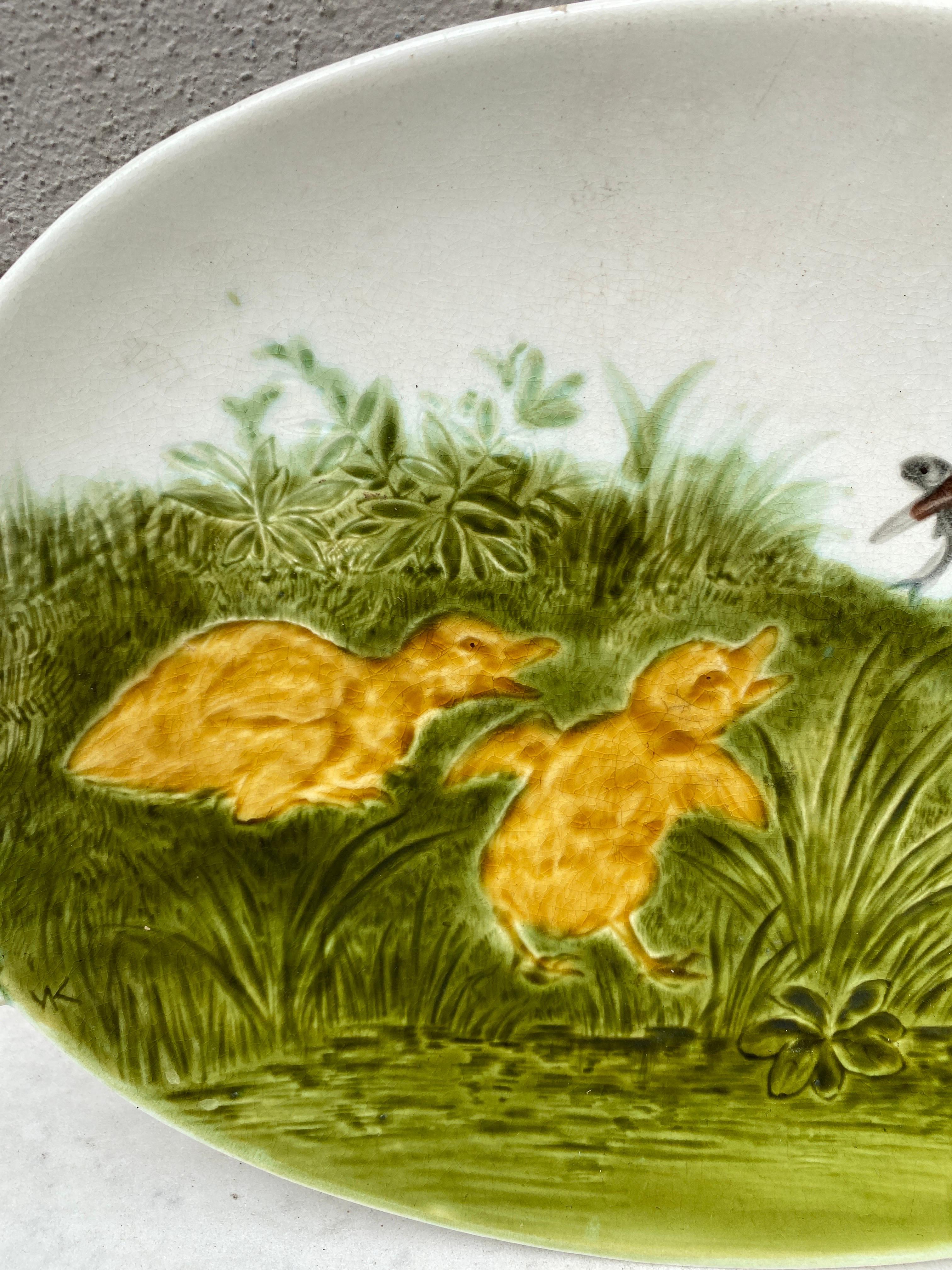 Plato ovalado francés de mayólica con patitos Sarreguemines, hacia 1890 en Bueno estado para la venta en Austin, TX