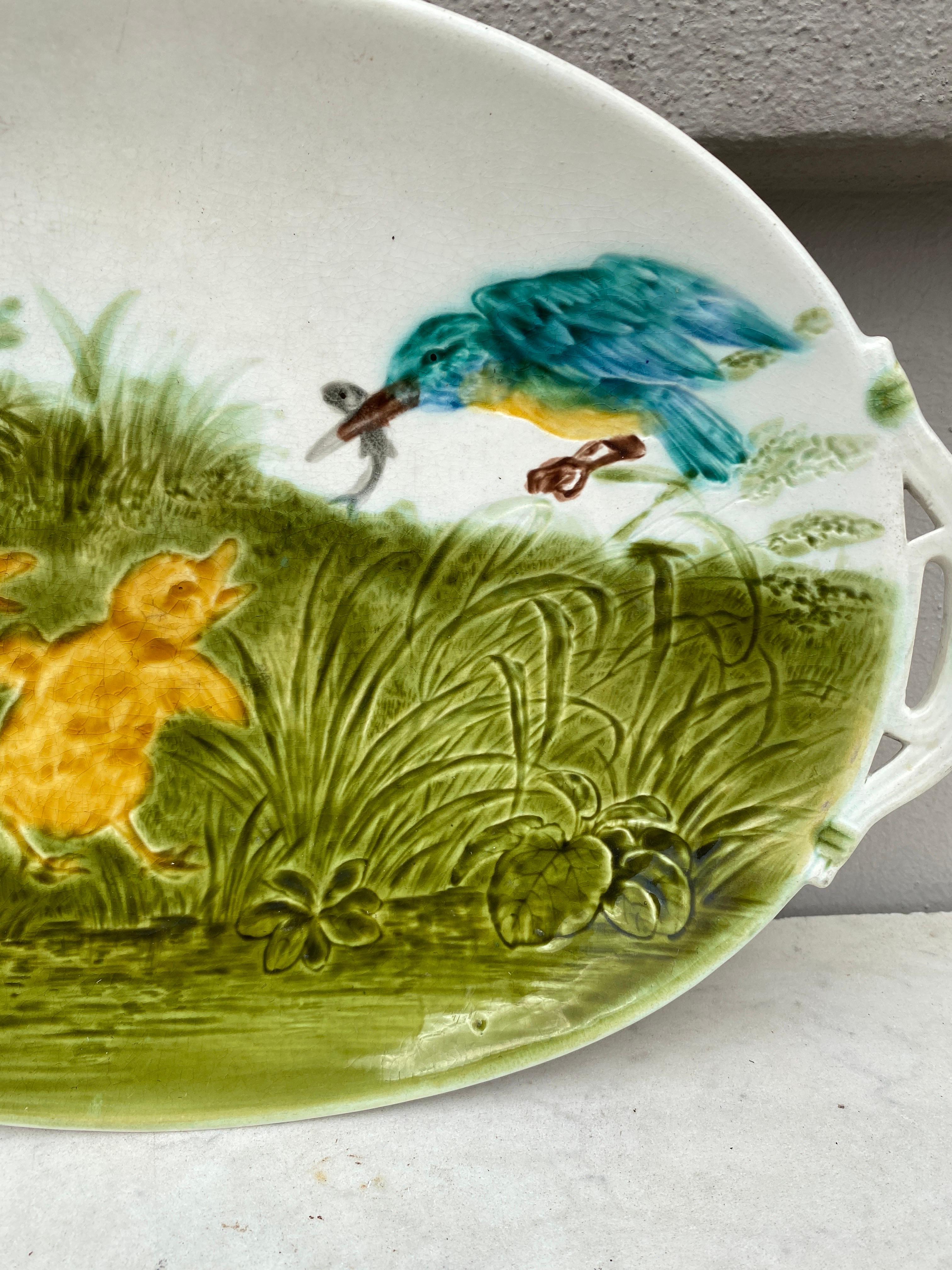 Plato ovalado francés de mayólica con patitos Sarreguemines, hacia 1890 Fines del siglo XIX en venta