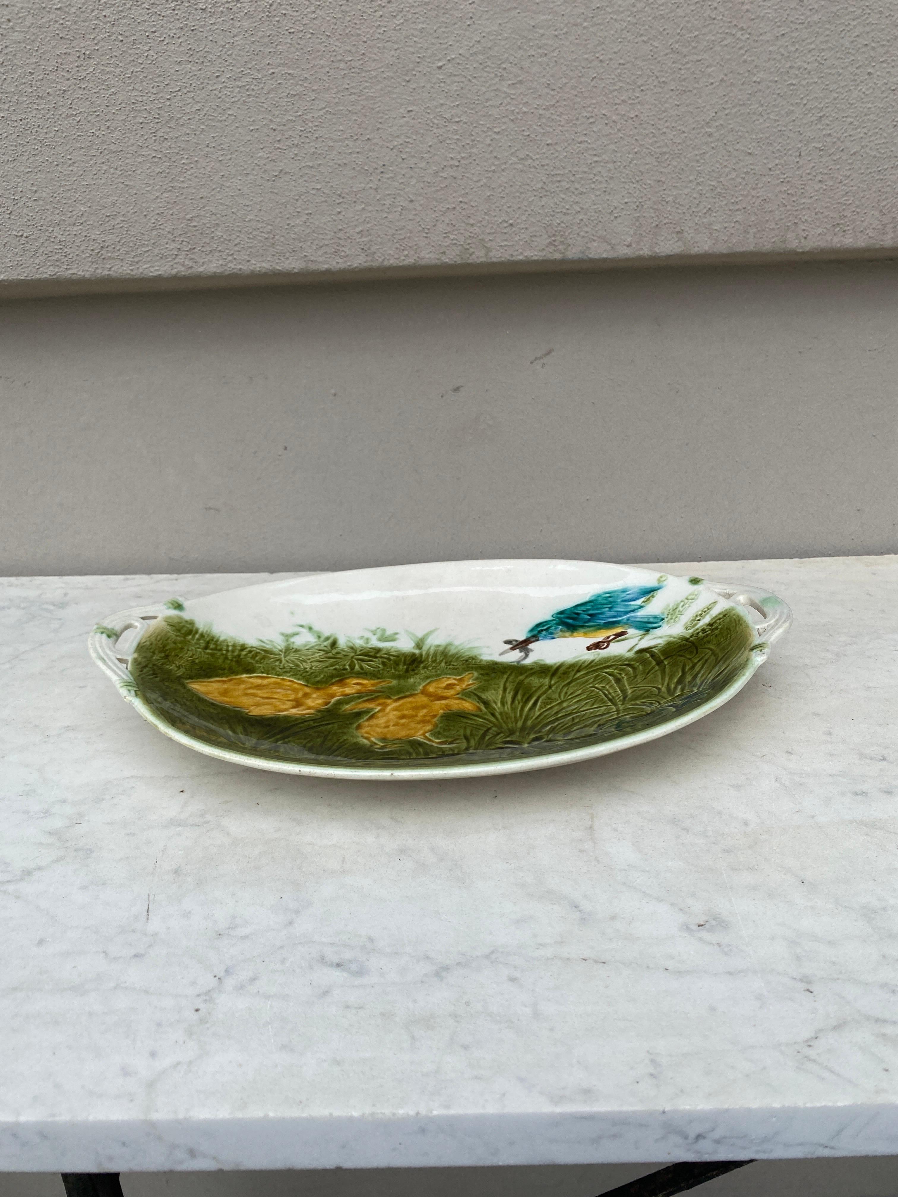 Plato ovalado francés de mayólica con patitos Sarreguemines, hacia 1890 Cerámico en venta