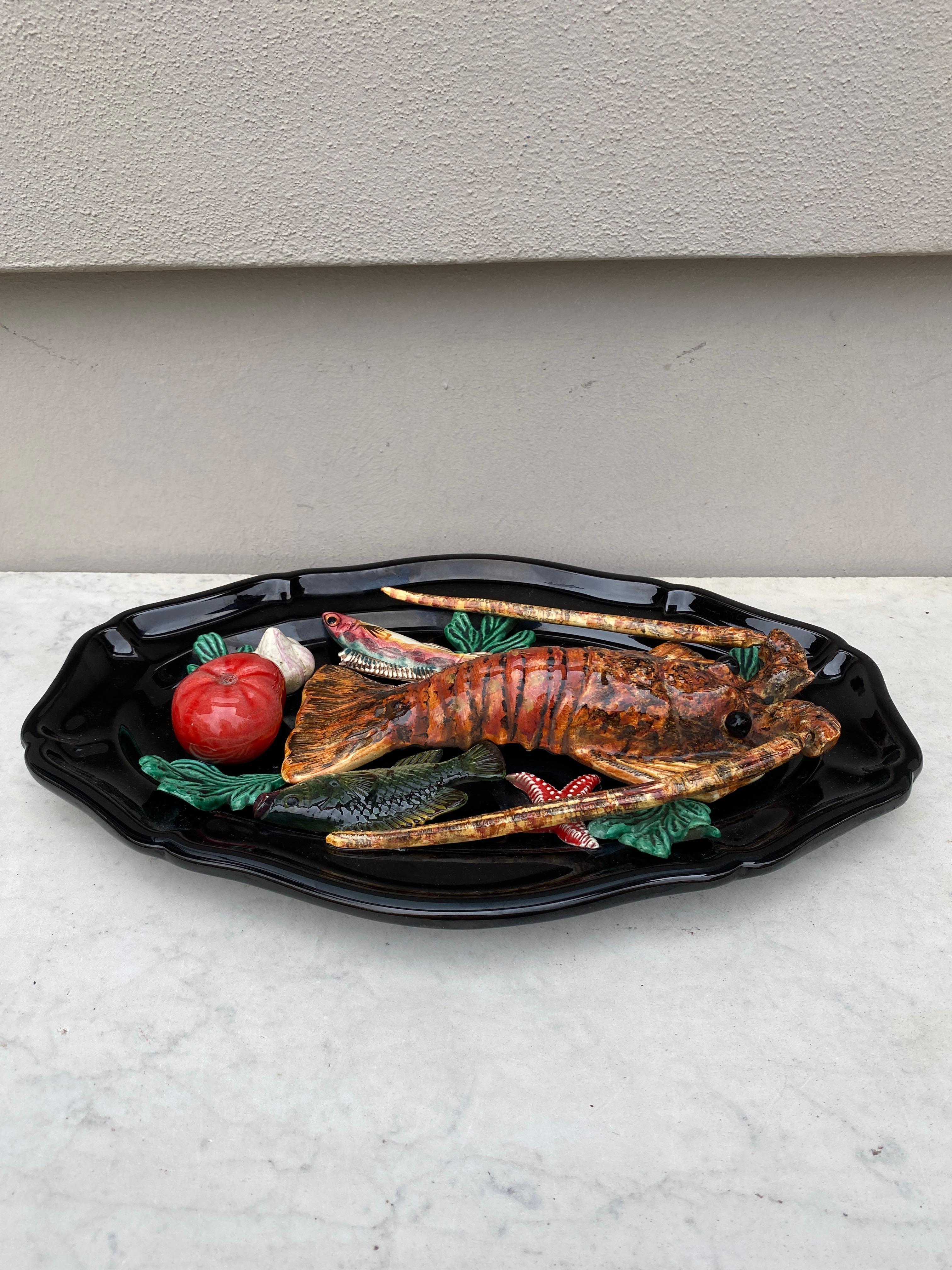 Plat ovale à poisson et homard Palissy en majolique de Vallauris, vers 1950 Bon état - En vente à Austin, TX