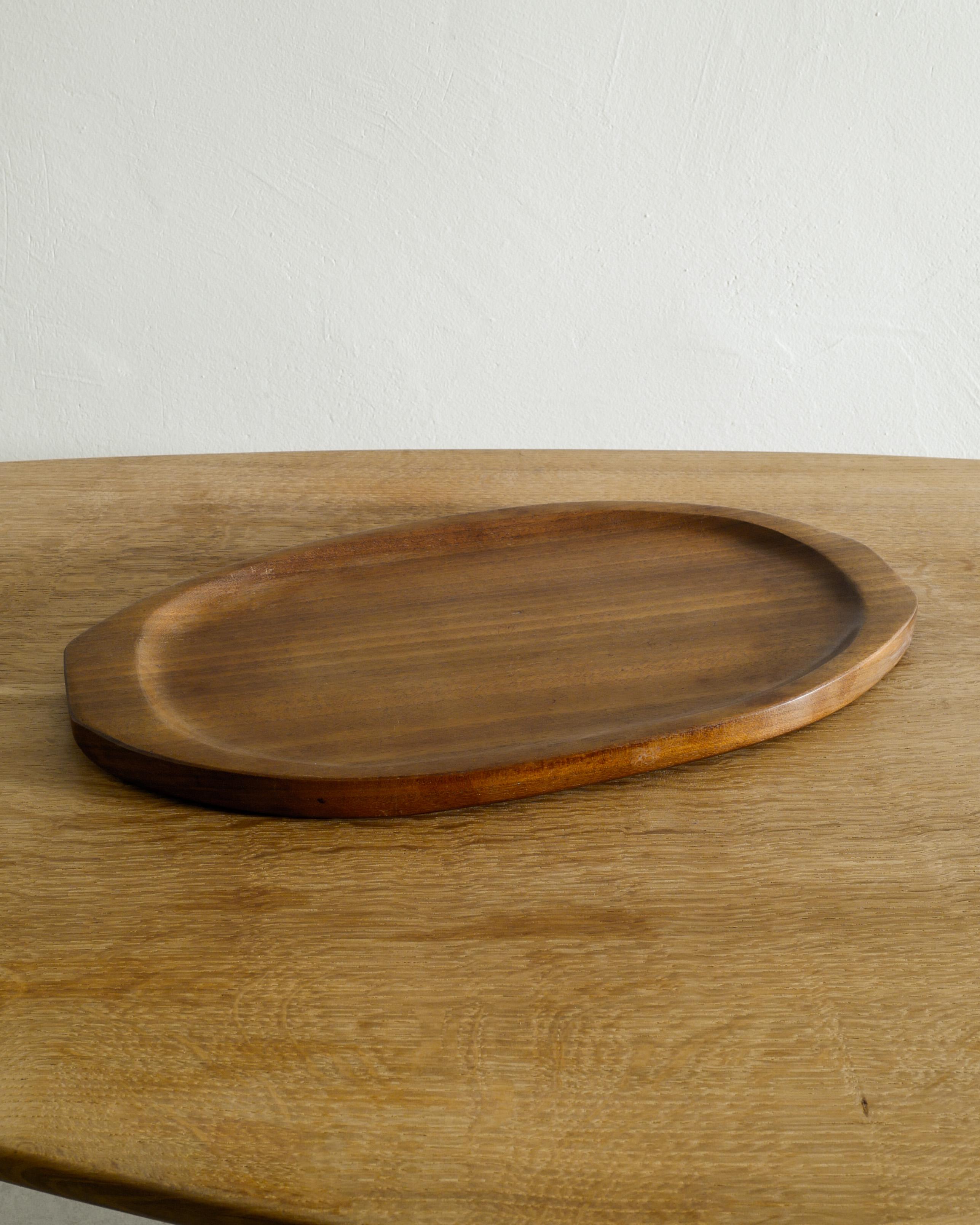 Raro vassoio/piatto decorativo francese di metà secolo in legno con maniglie in olmo massiccio intagliato di Alexandre Noll. In buone condizioni originali. Firmato.

Dimensioni: H: 2,5 cm / 1