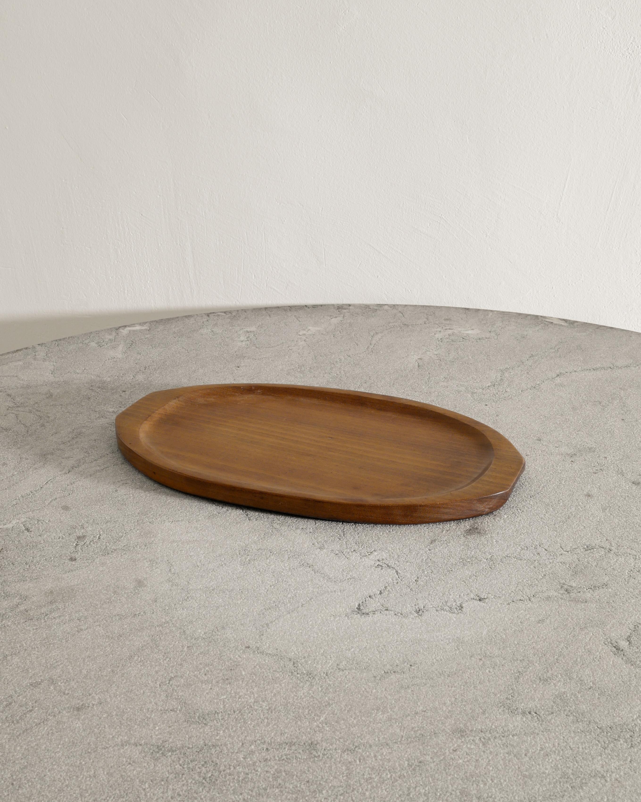 Un rarissimo vassoio/piatto decorativo ovale francese di metà secolo in legno esotico tinto di marrone scuro con due maniglie scultoree intagliate di Alexandre Noll prodotto in Francia negli anni '50. In buone condizioni originali e firmato