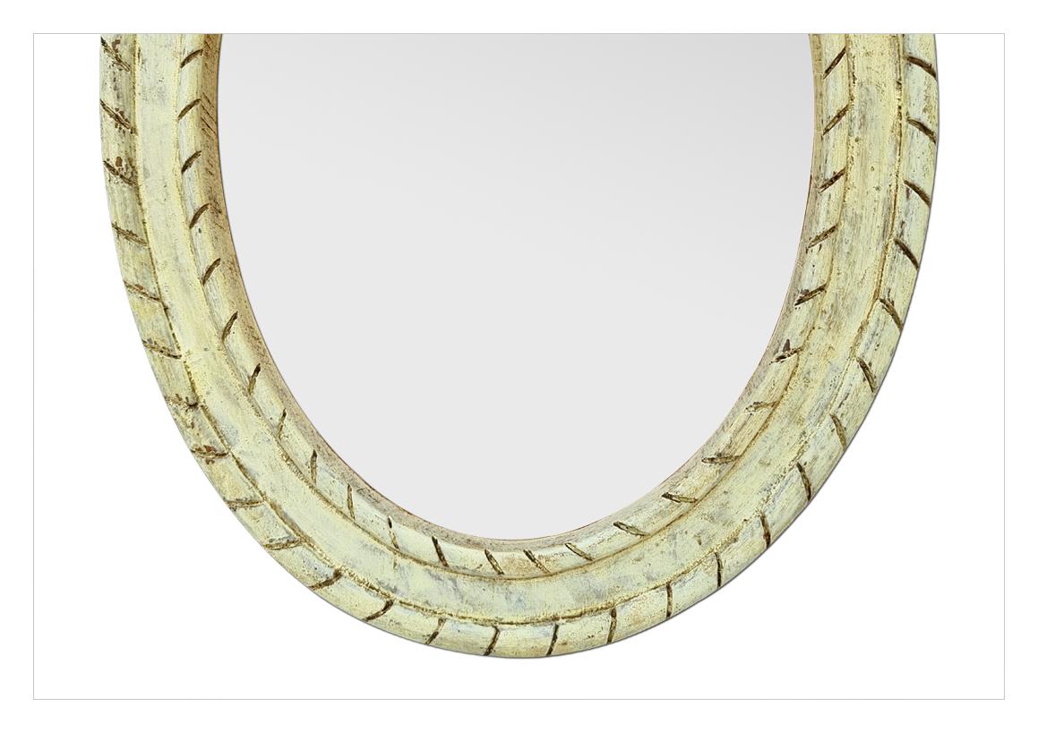 Français Miroir ovale en bois sculpté jaune clair de Provence, circa 1950 en vente