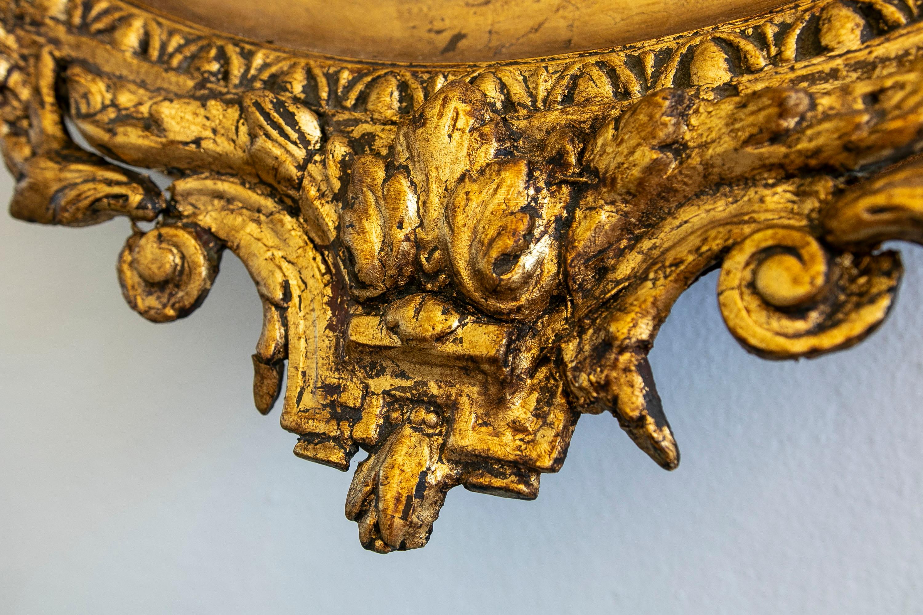 Miroir ovale français aux tons dorés avec motif guirlande de fleurs en vente 6