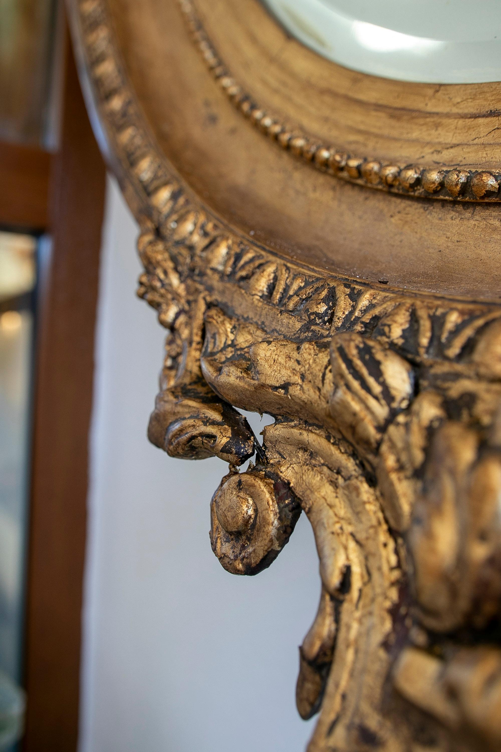 Miroir ovale français aux tons dorés avec motif guirlande de fleurs en vente 9
