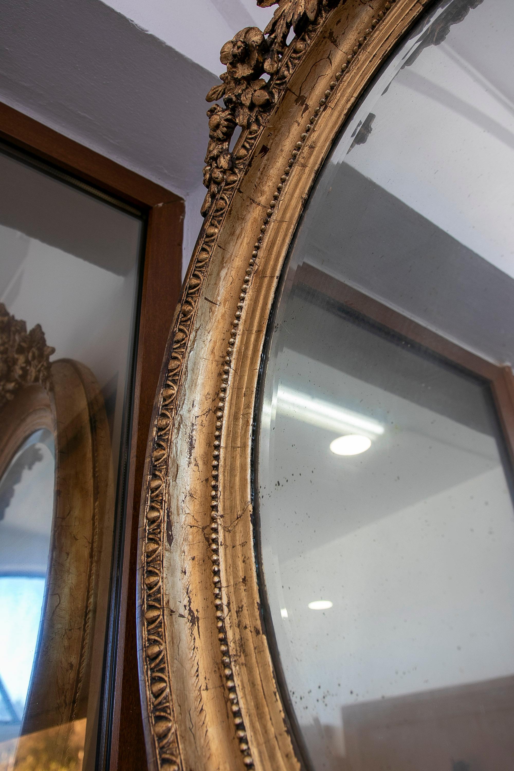 Miroir ovale français aux tons dorés avec motif guirlande de fleurs en vente 10
