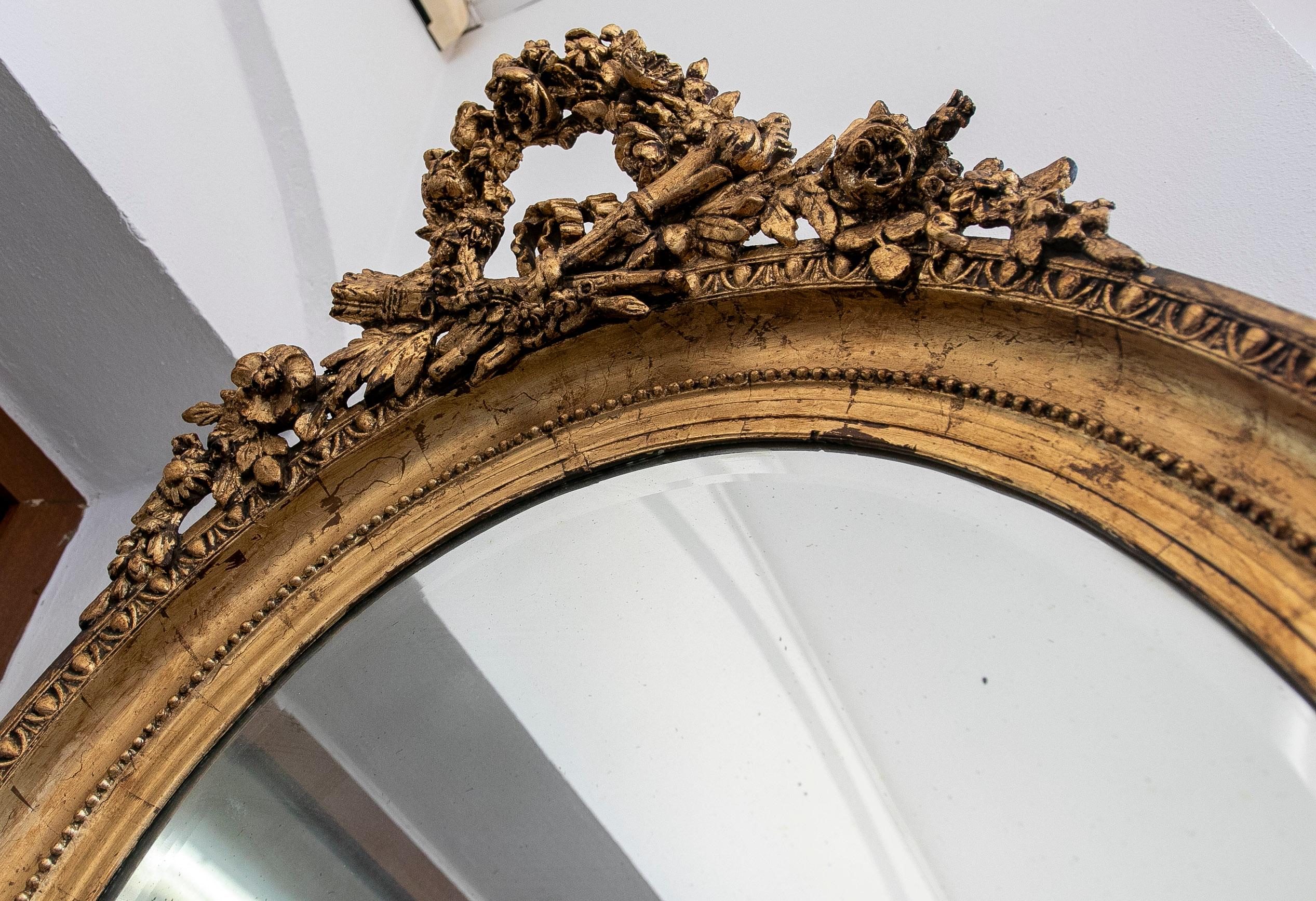 Französischer ovaler Spiegel mit Goldtönen und Blumengirlandenverkleidung im Angebot 12