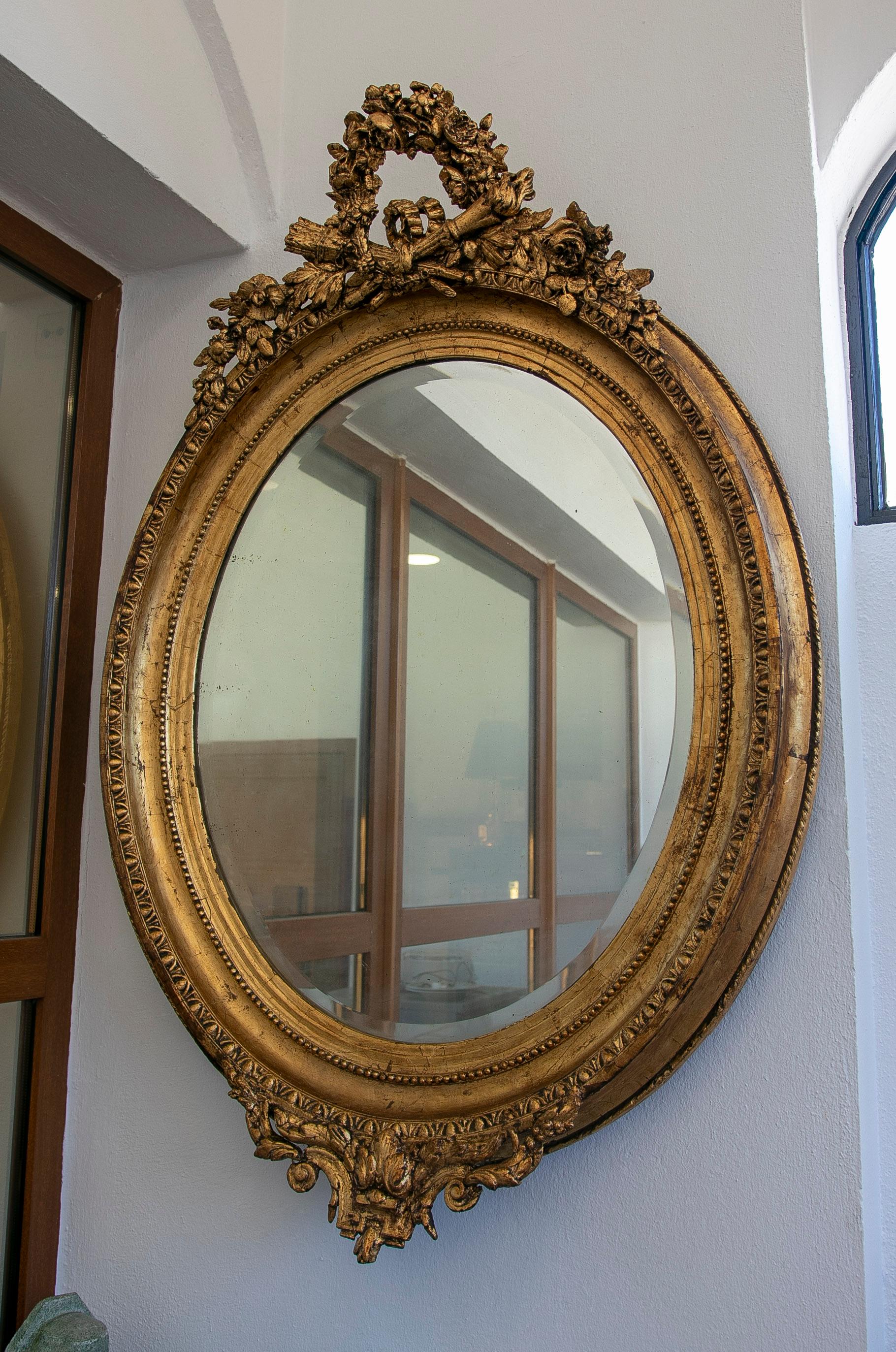French Oval Mirror with Gold Tones and Flower Garland Coping In Excellent Condition For Sale In Marbella, ES