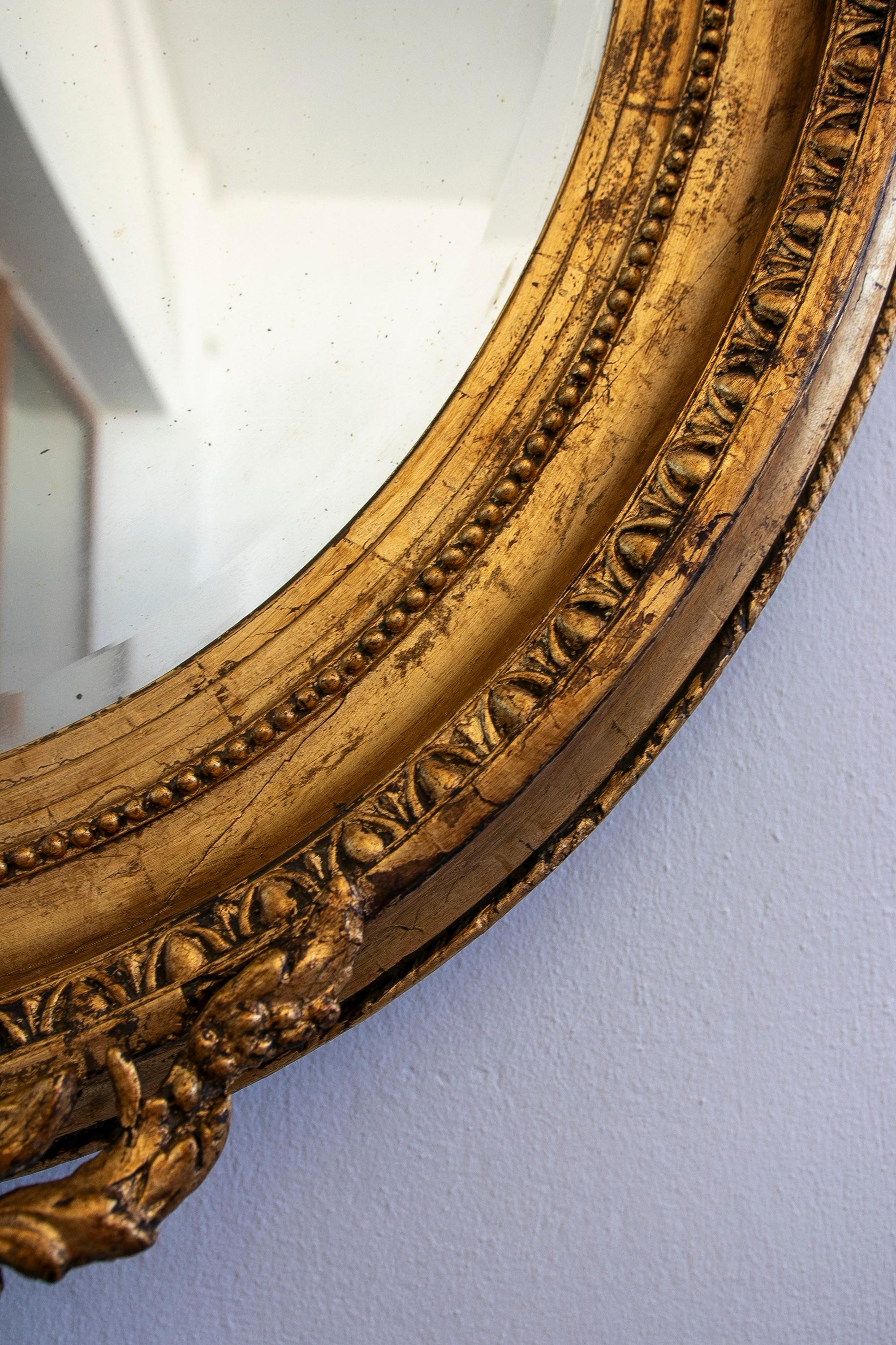Miroir ovale français aux tons dorés avec motif guirlande de fleurs en vente 1