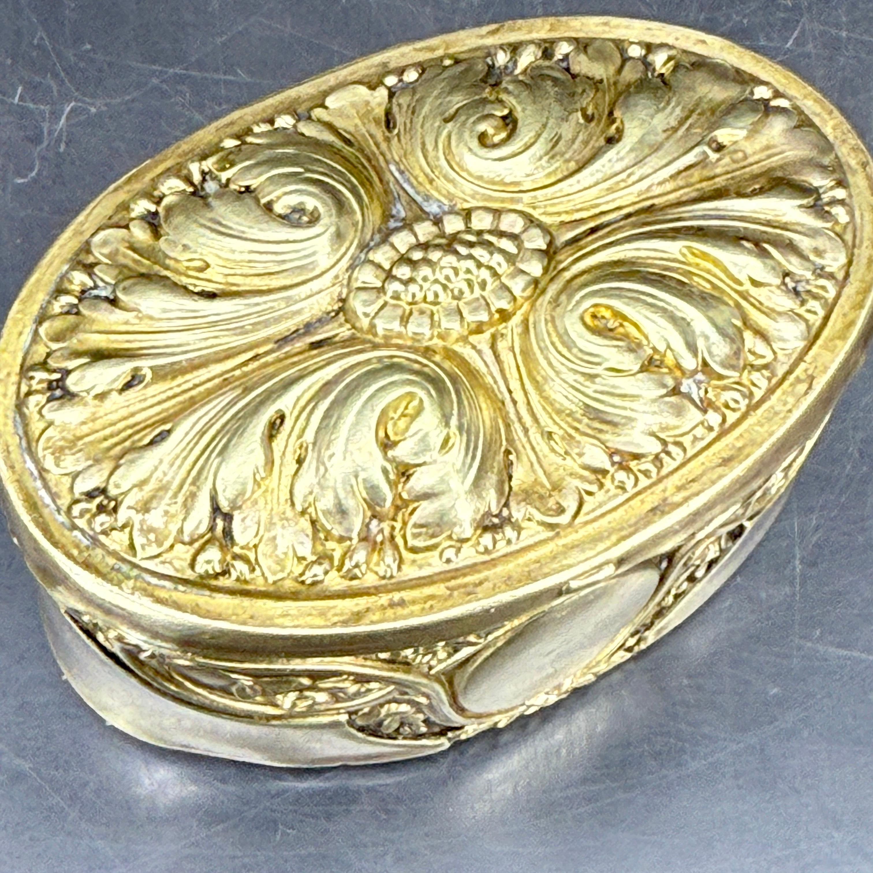 Boîte à bijoux ovale française décorée en Rococo, France 1780's en vente 3