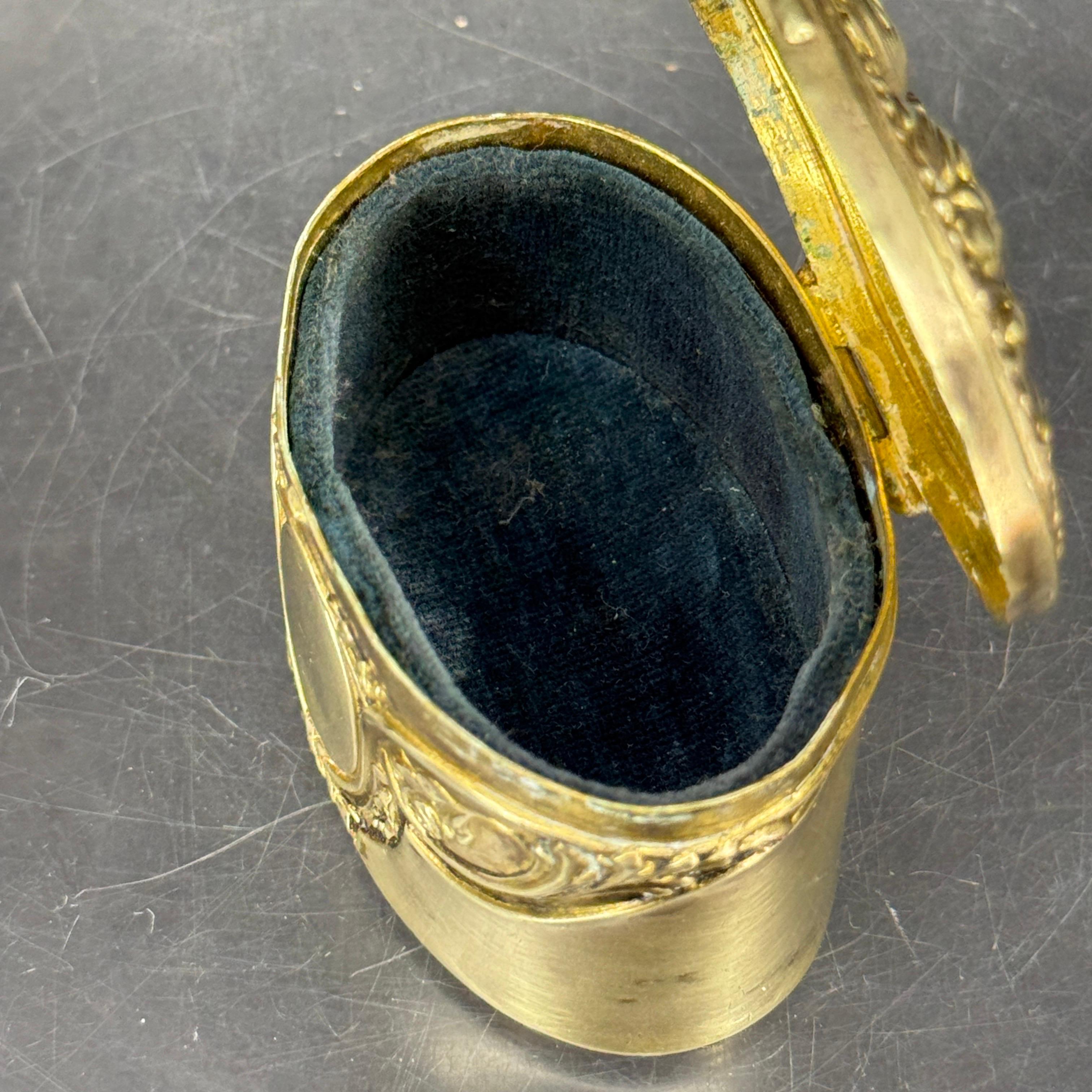 Boîte à bijoux ovale française décorée en Rococo, France 1780's en vente 4