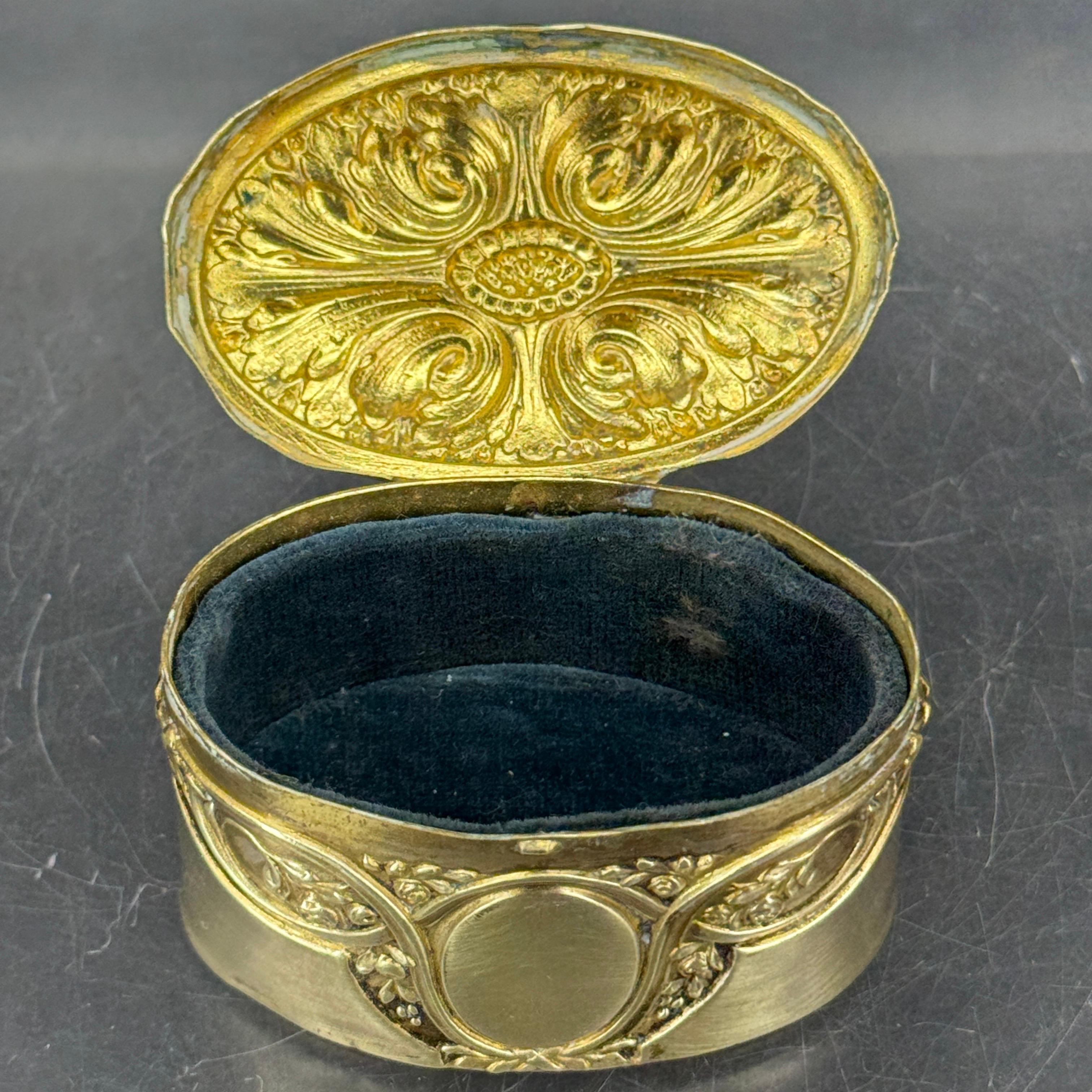 Boîte à bijoux ovale française décorée en Rococo, France 1780's en vente 5