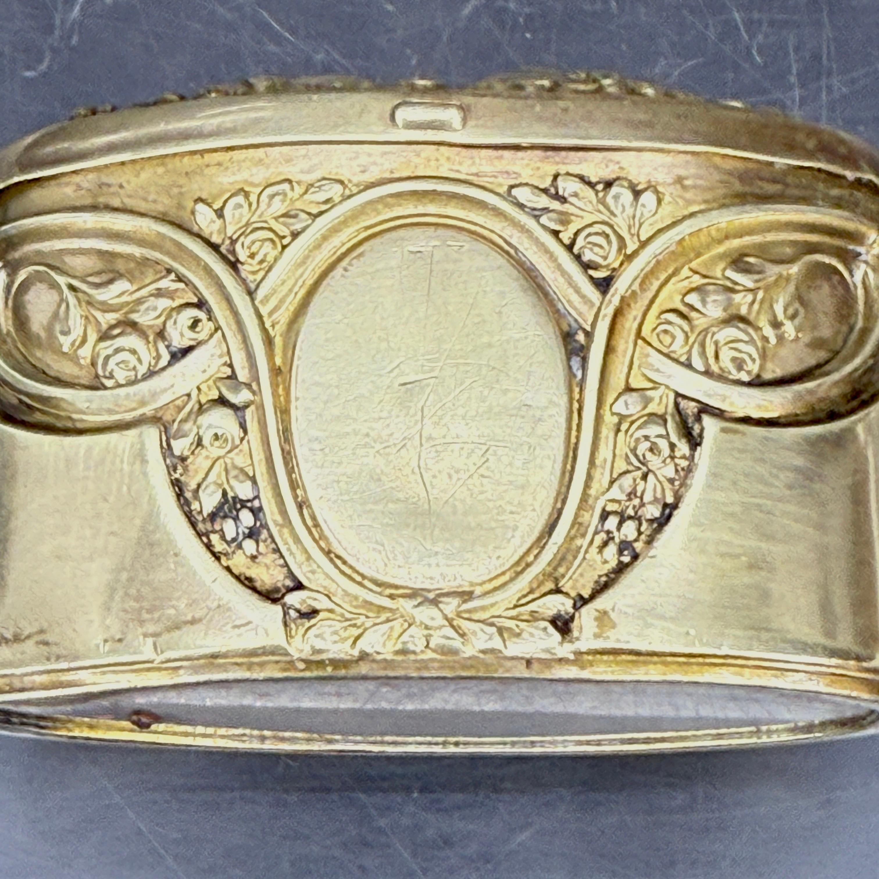 Boîte à bijoux ovale française décorée en Rococo, France 1780's en vente 6